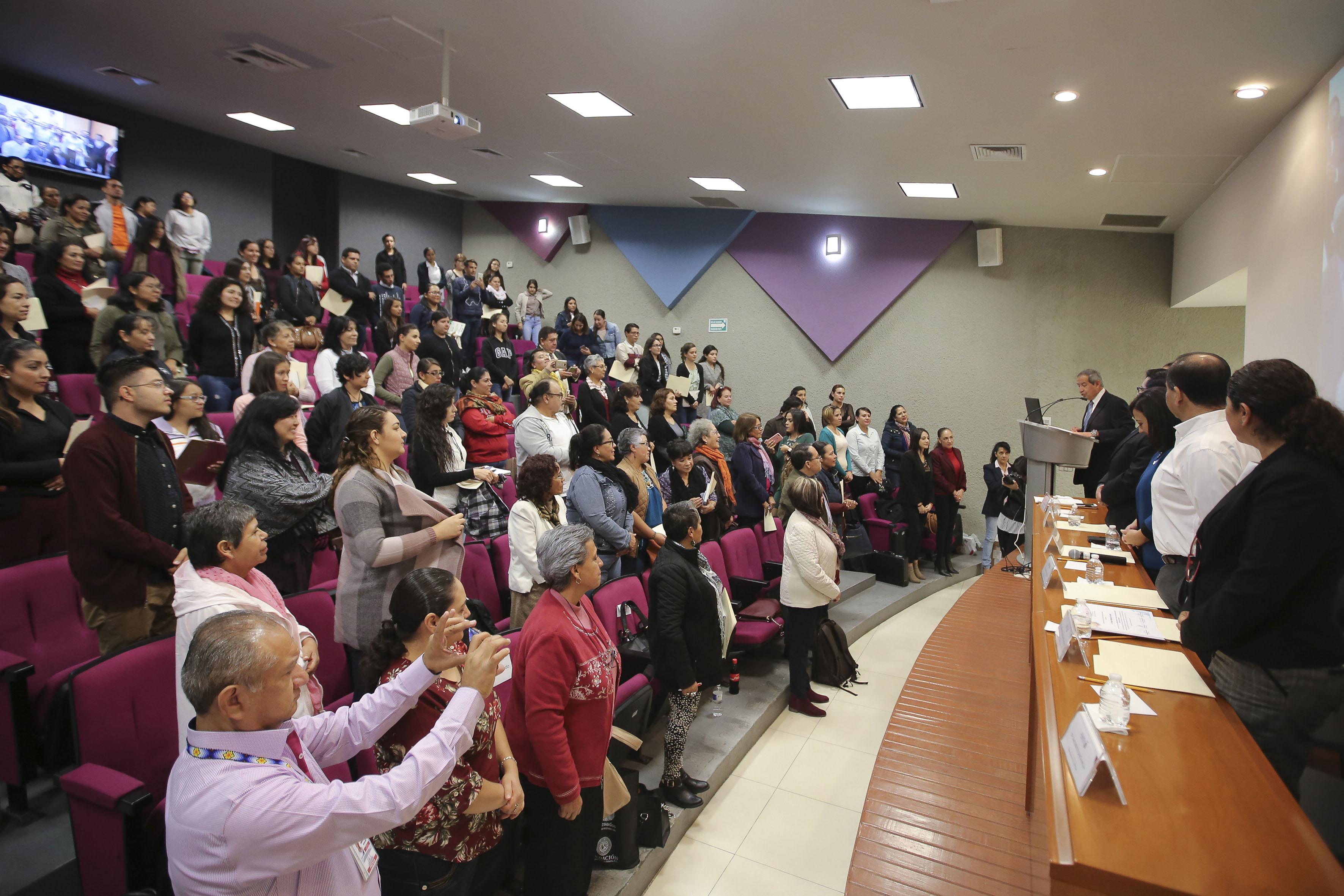 Miembros del Presídium y asistentes al evento