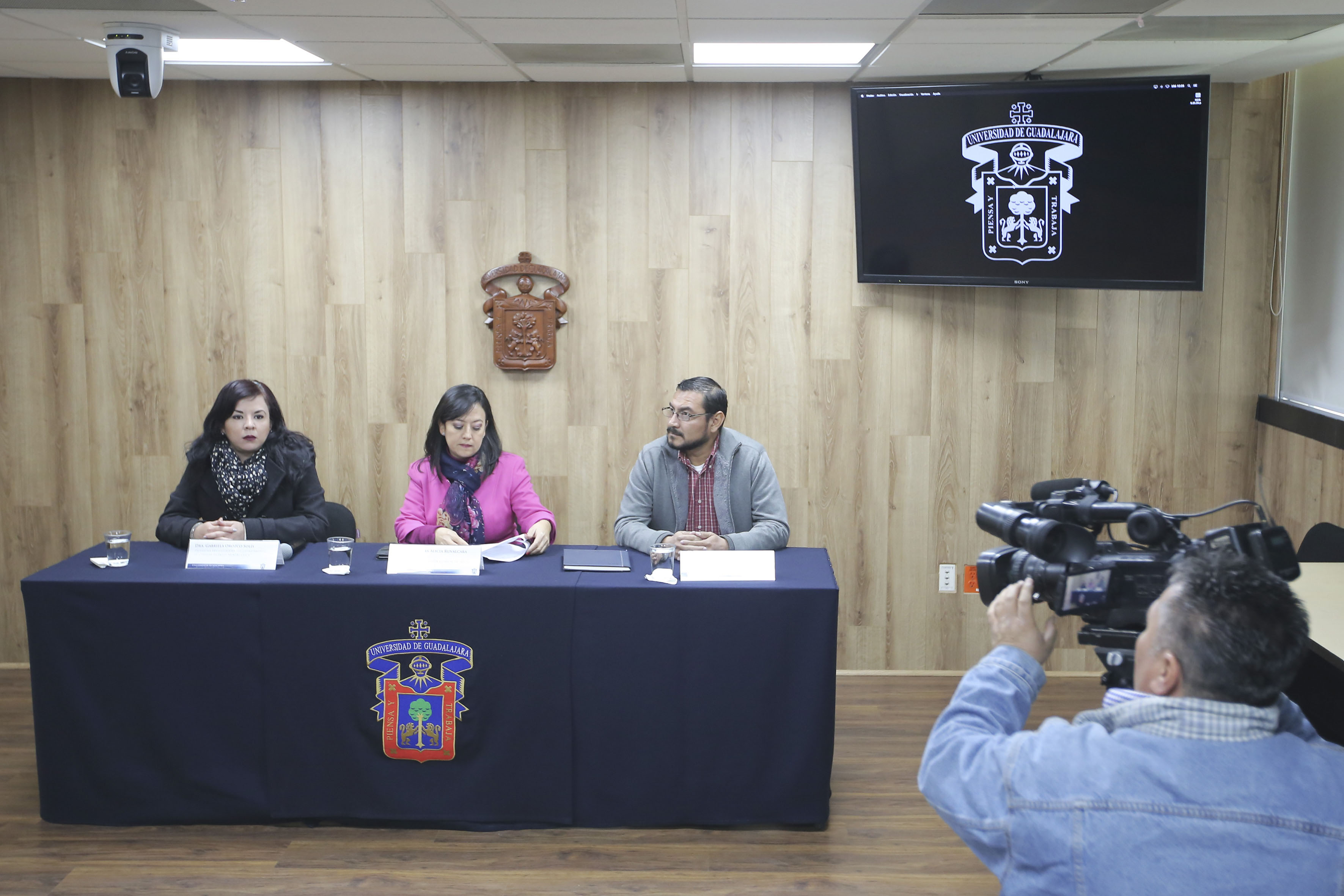 Miembros del presidium y camarógrafo de Televisa