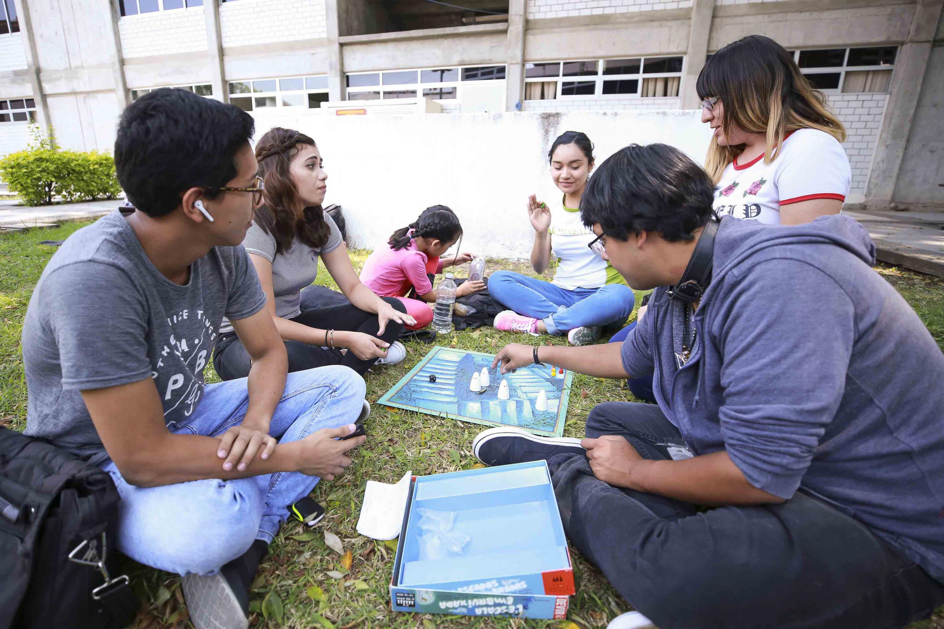 Grupo de estudiantes jugando en los jardines