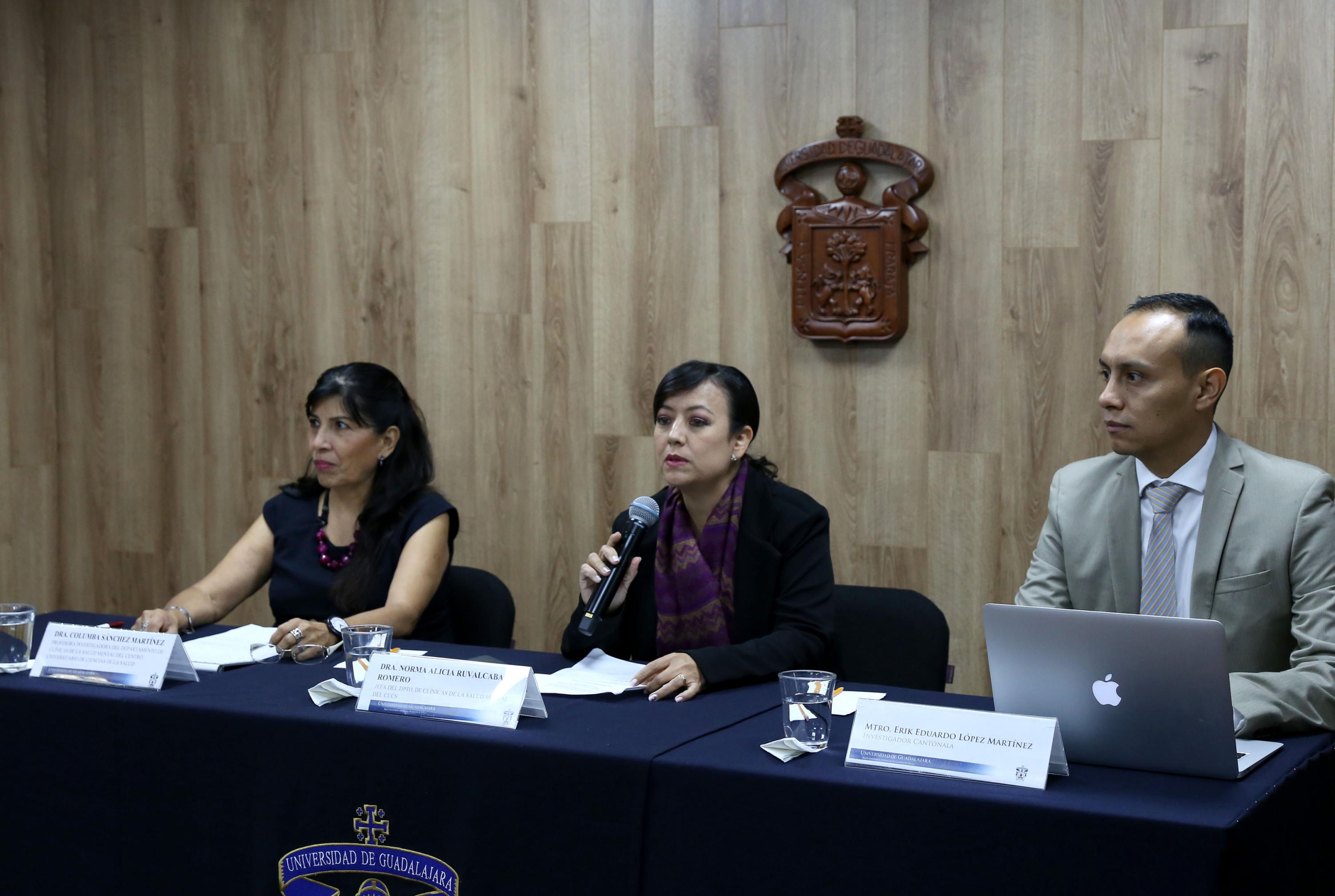 Presídium de rueda de prensa. Al micrófono la Dra. Norma Ruvalcaba