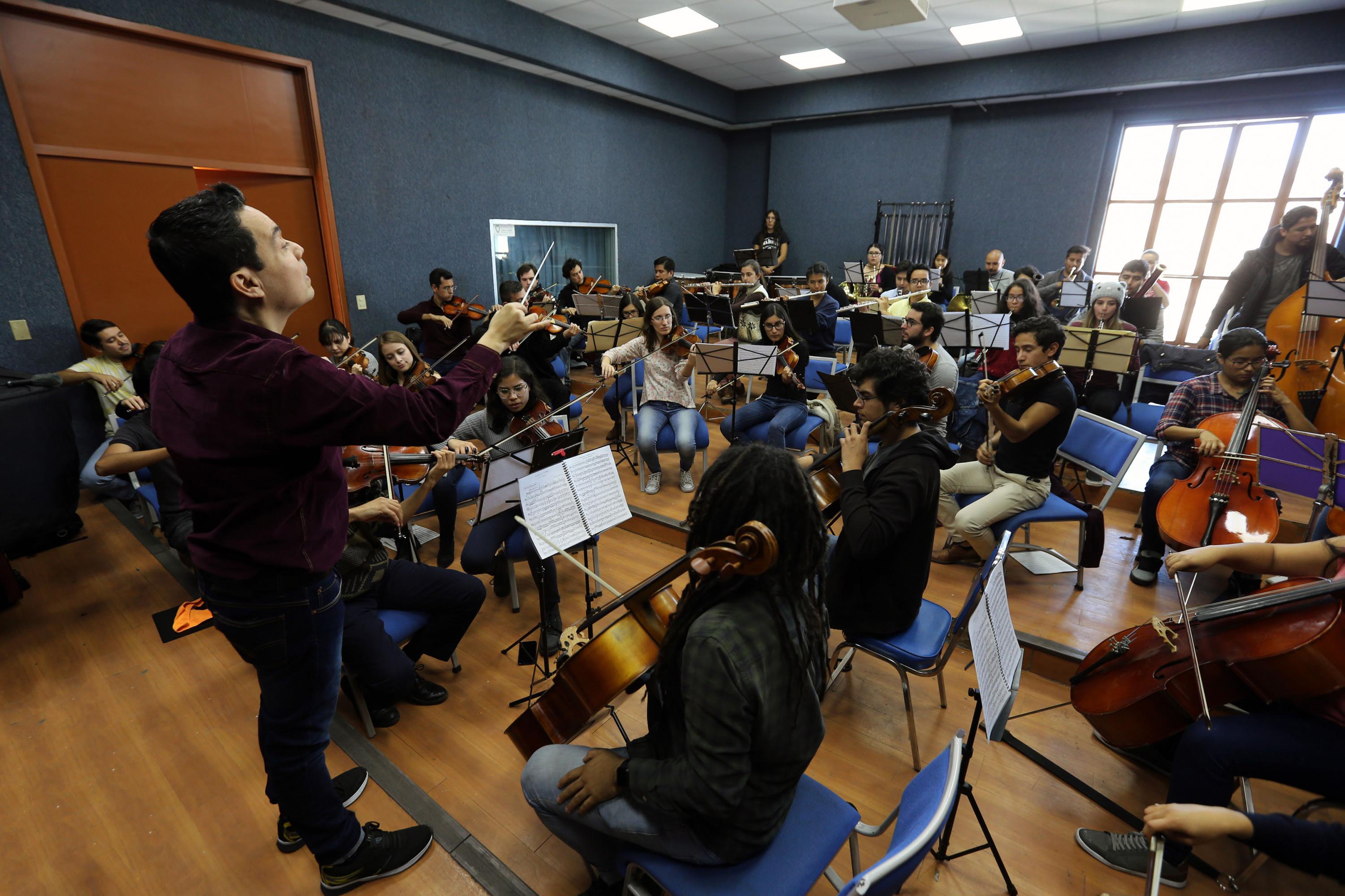 Director y orquesta durante un ensayo