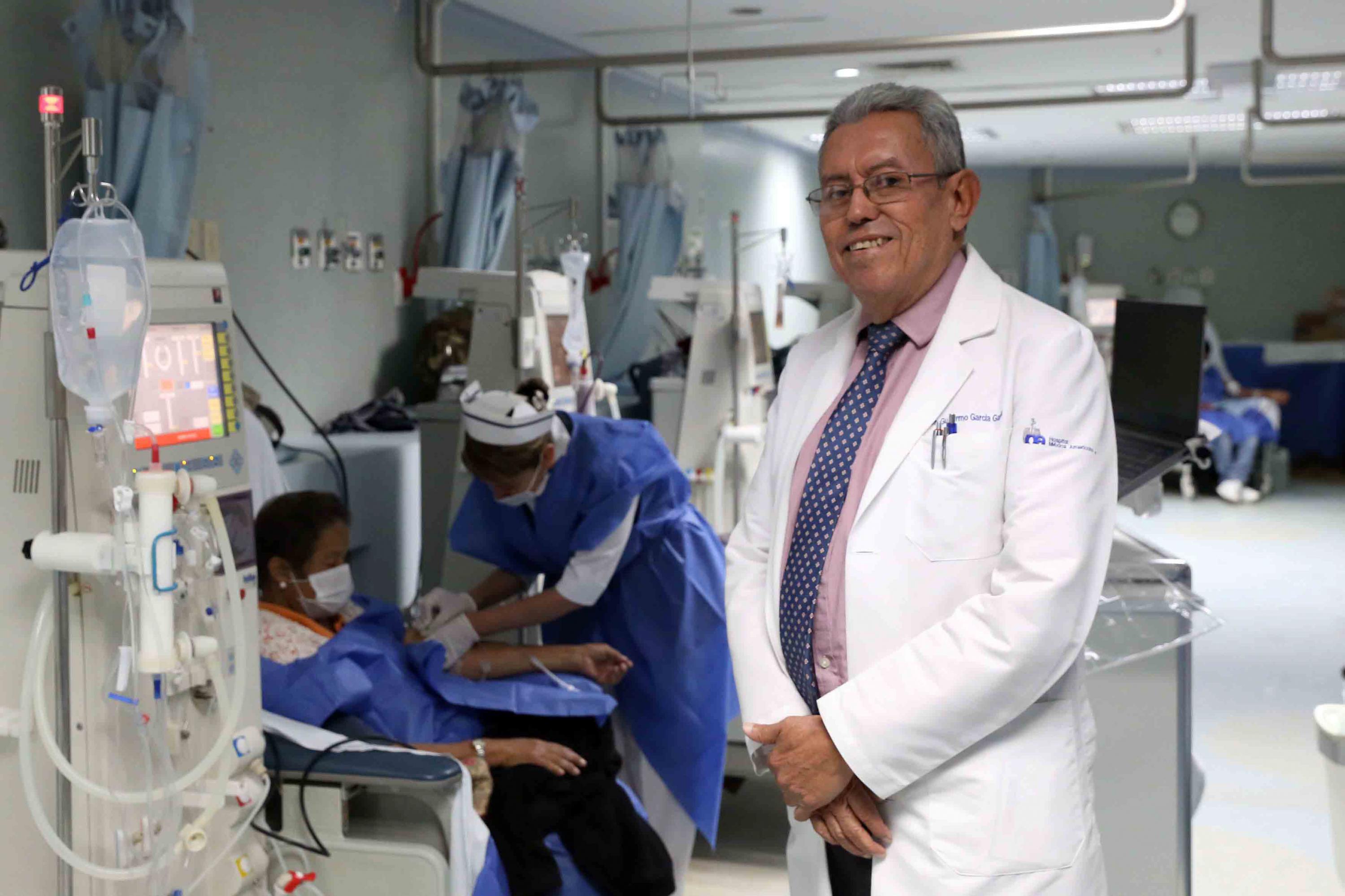 Dr. Guillermo García García, galardonado. Foto en el Servicio de Nefrología del HCFAA