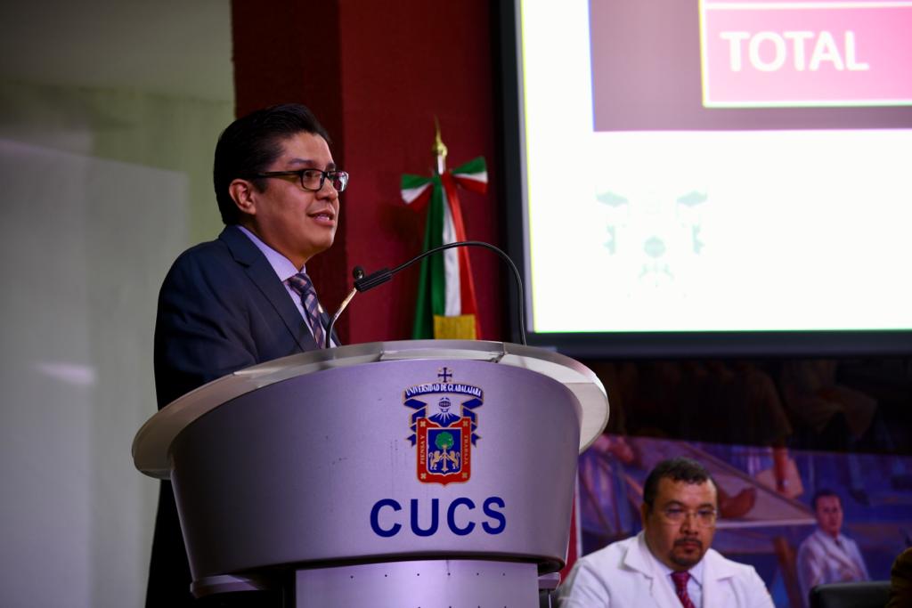 Rector del CUCS ofreciendo mensaje en pódium