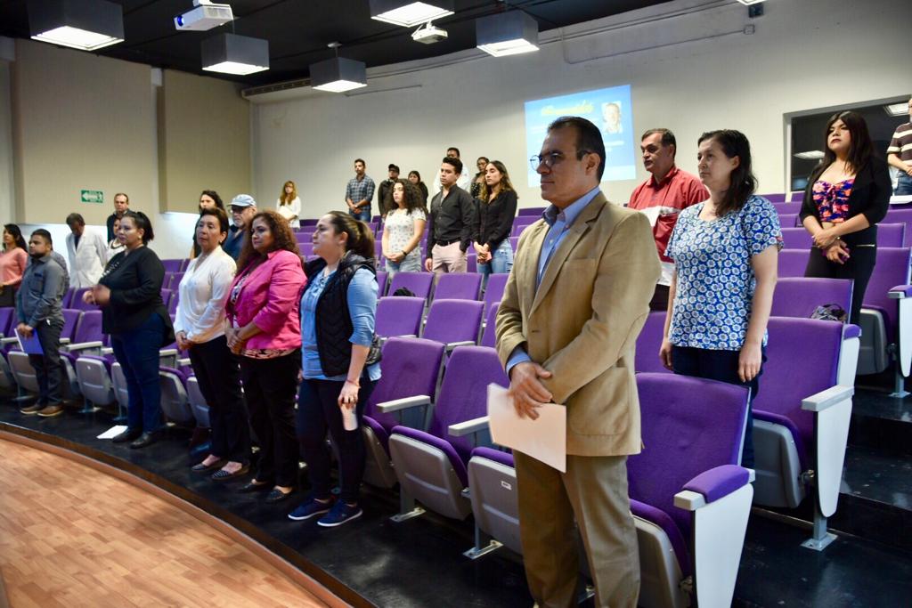 Asistentes al Seminario de pie durante el minuto de silencio