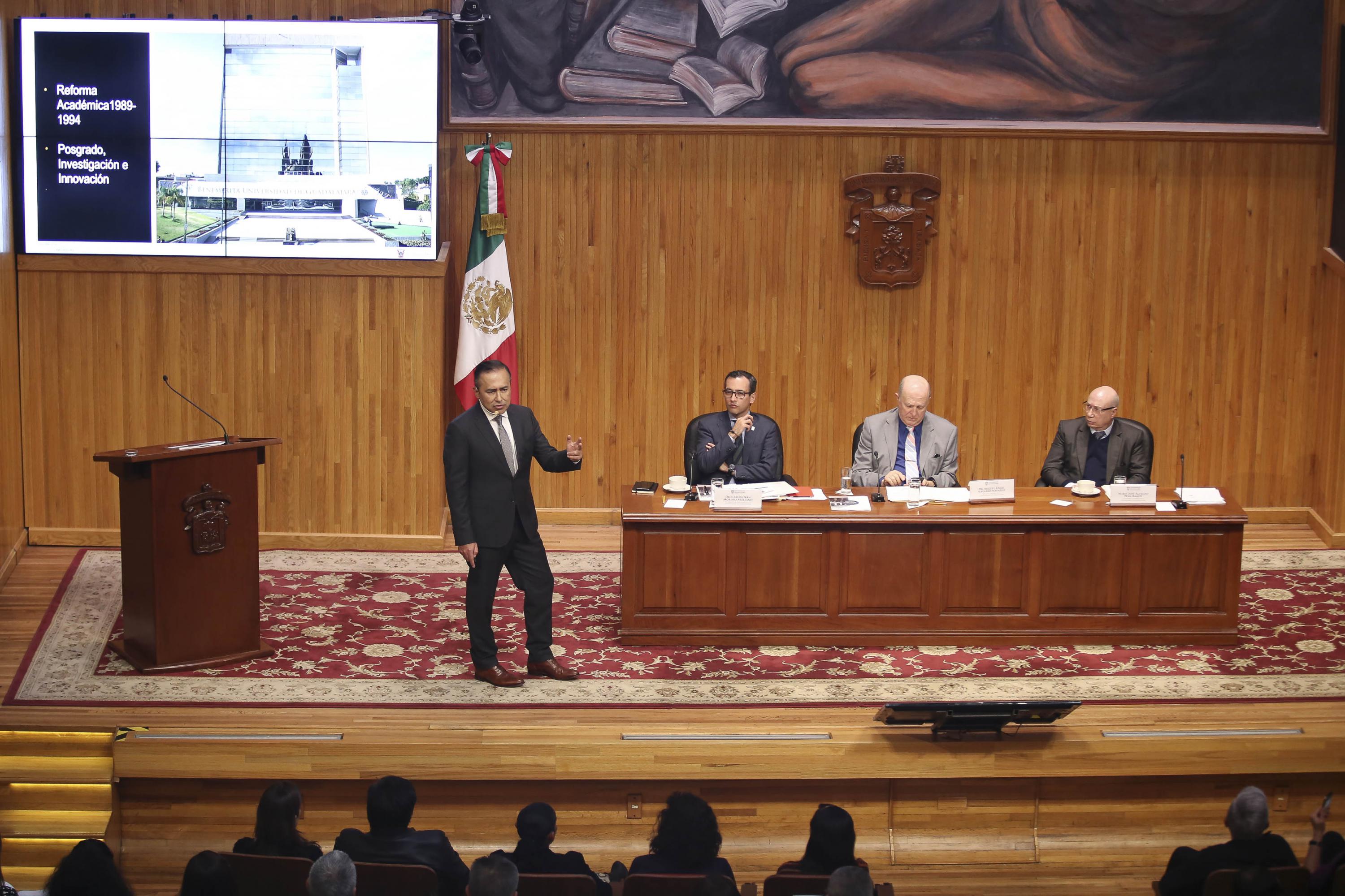 Dr. Jaime Andrade presentando ante el CGU su plan de trabajo de llegar a la Rectoría General