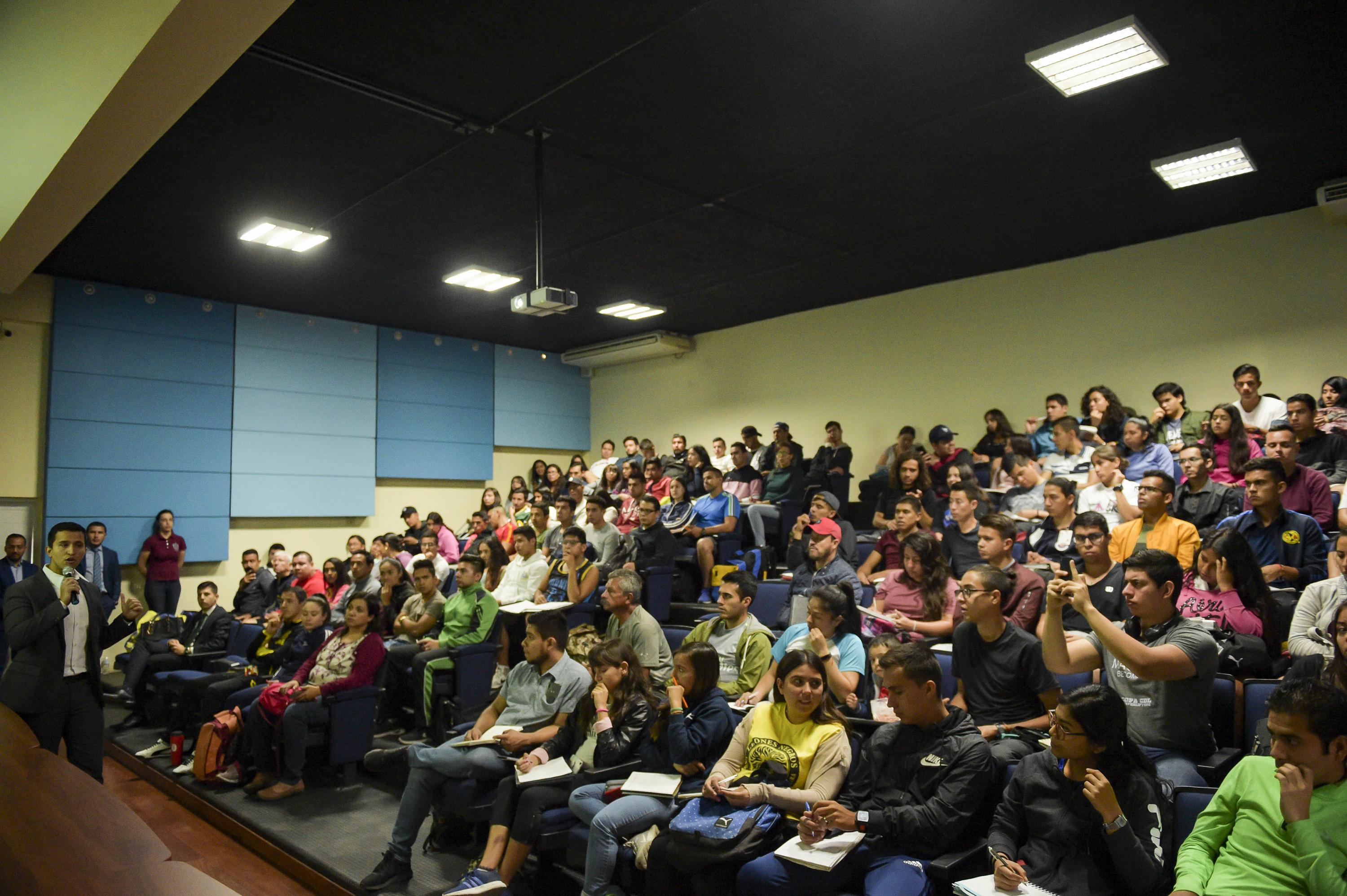 Toma general del auditorio lleno en sesión informativa