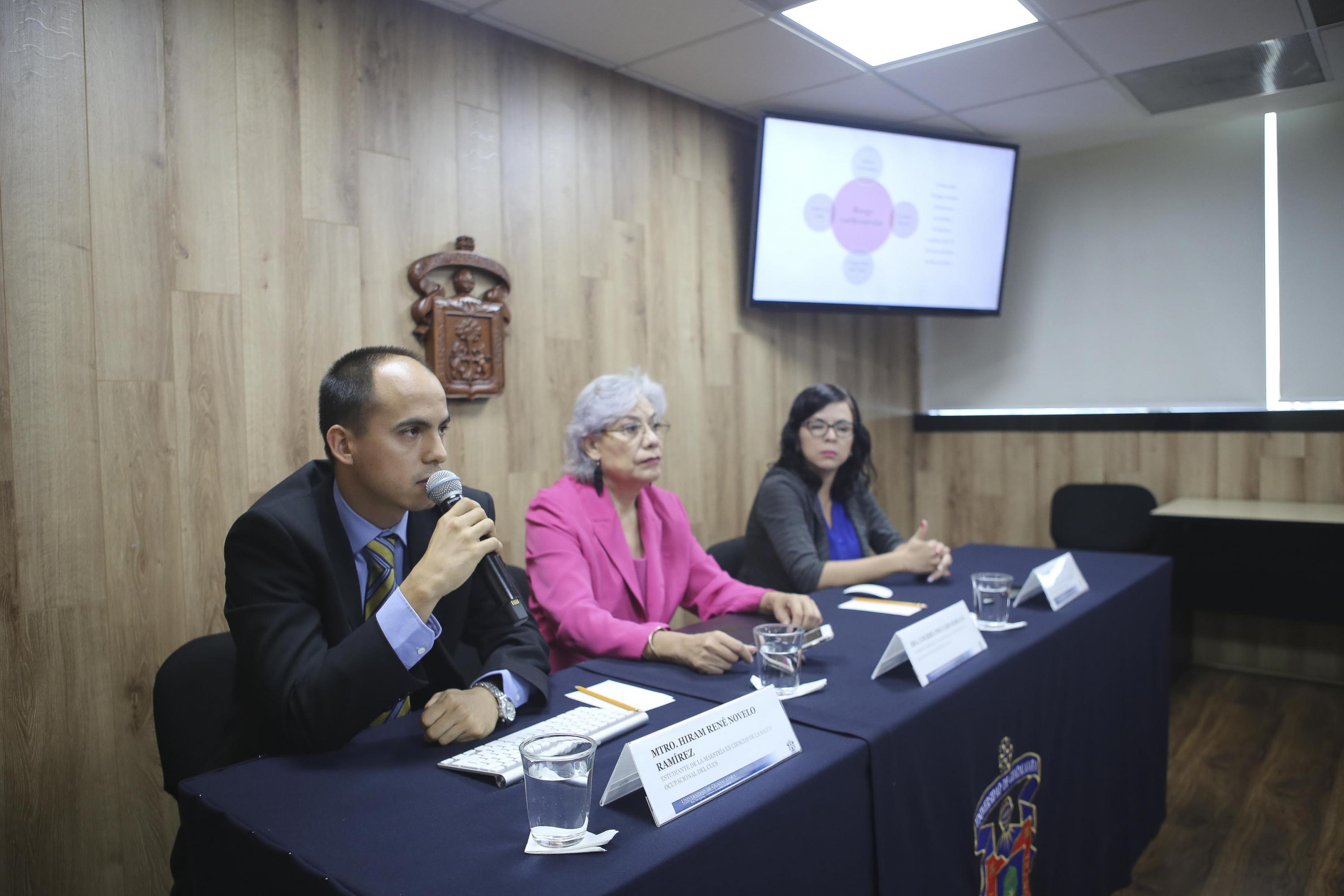 Maestrante de Salud Ocupacional tomando la palabra en rueda de prensa