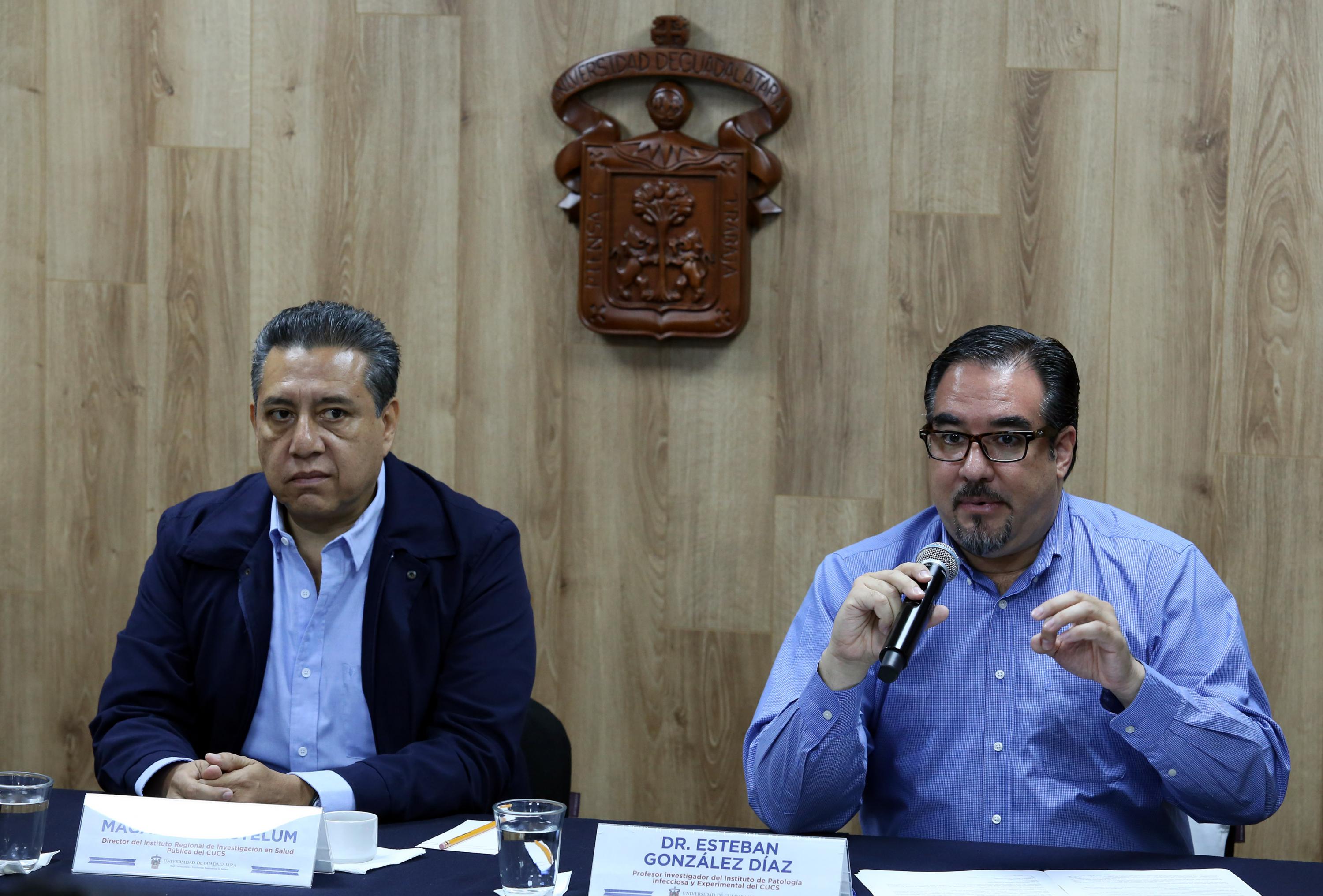 Dr. Esteban González en rueda de prensa haciendo uso de la palabra