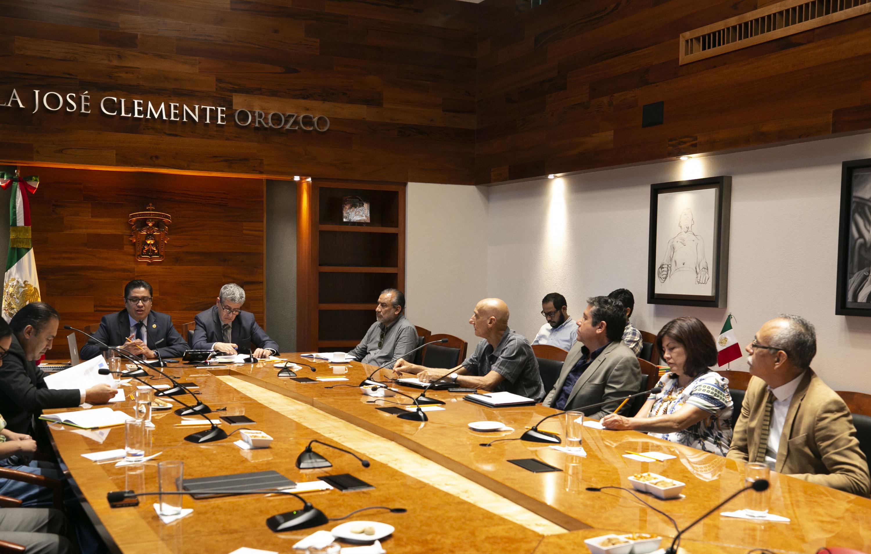 Integrantes de la comisión reunidos en Rectoría General