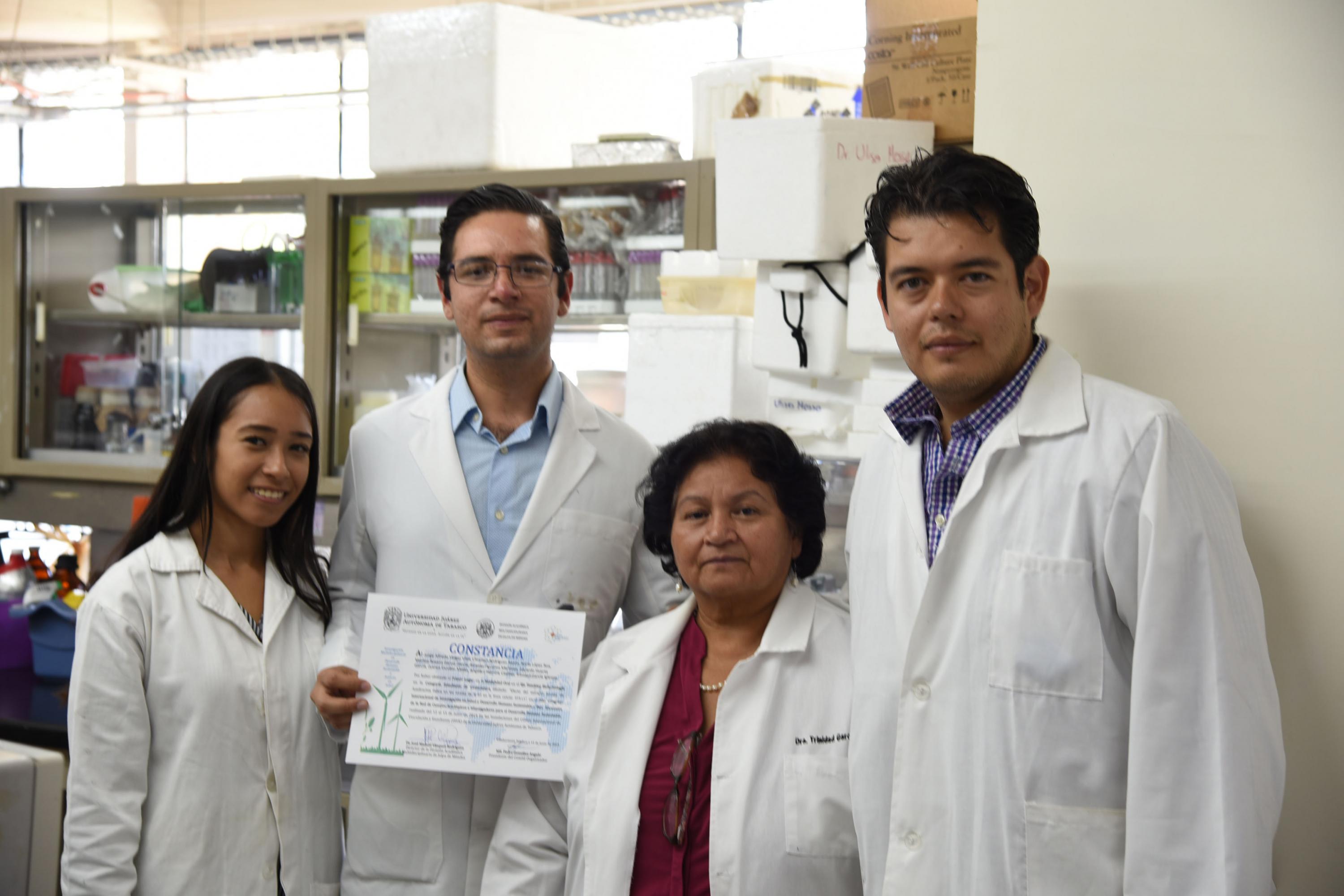 Grupo de investigadores posando para la foto