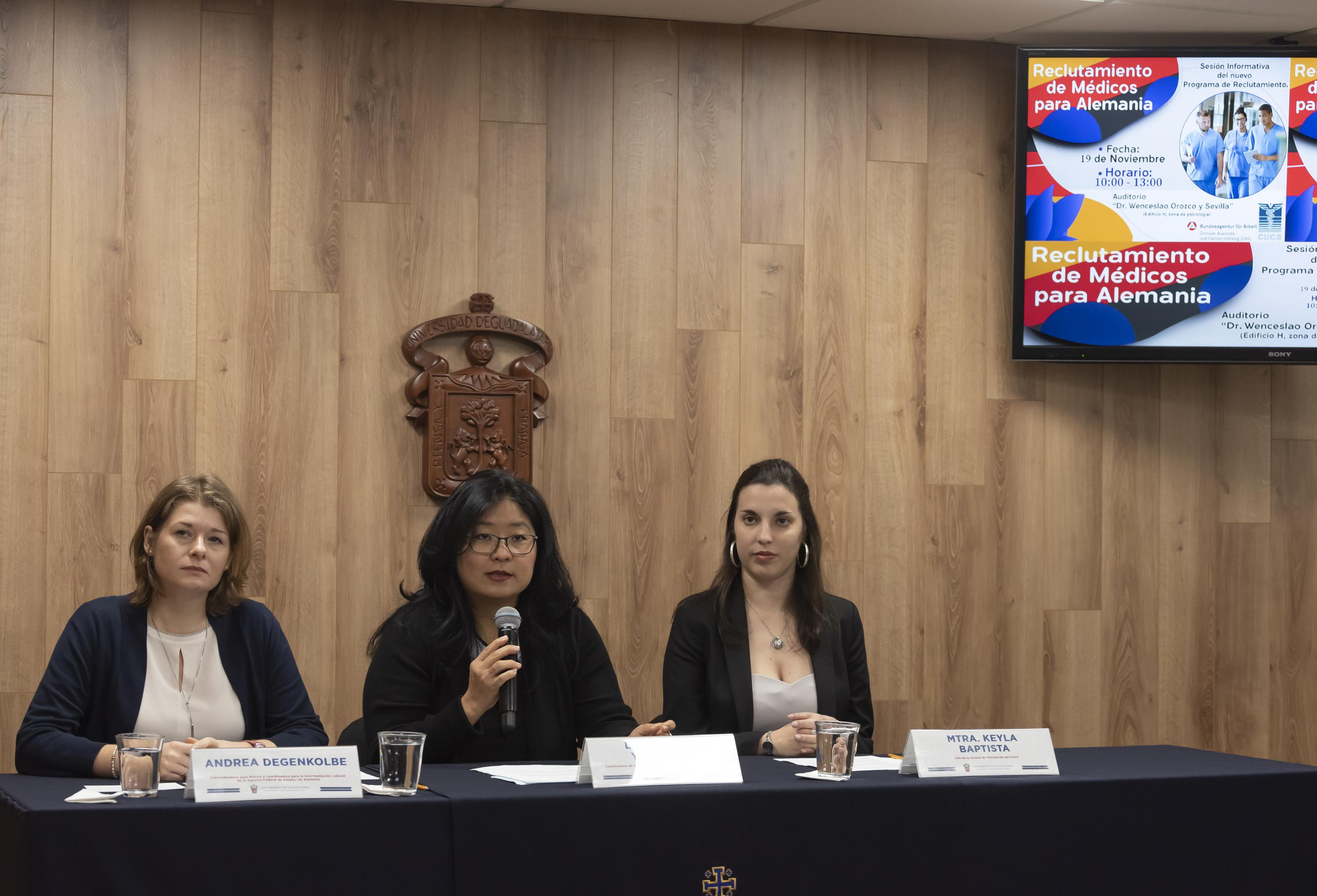 Mesa presídium en rueda de prensa