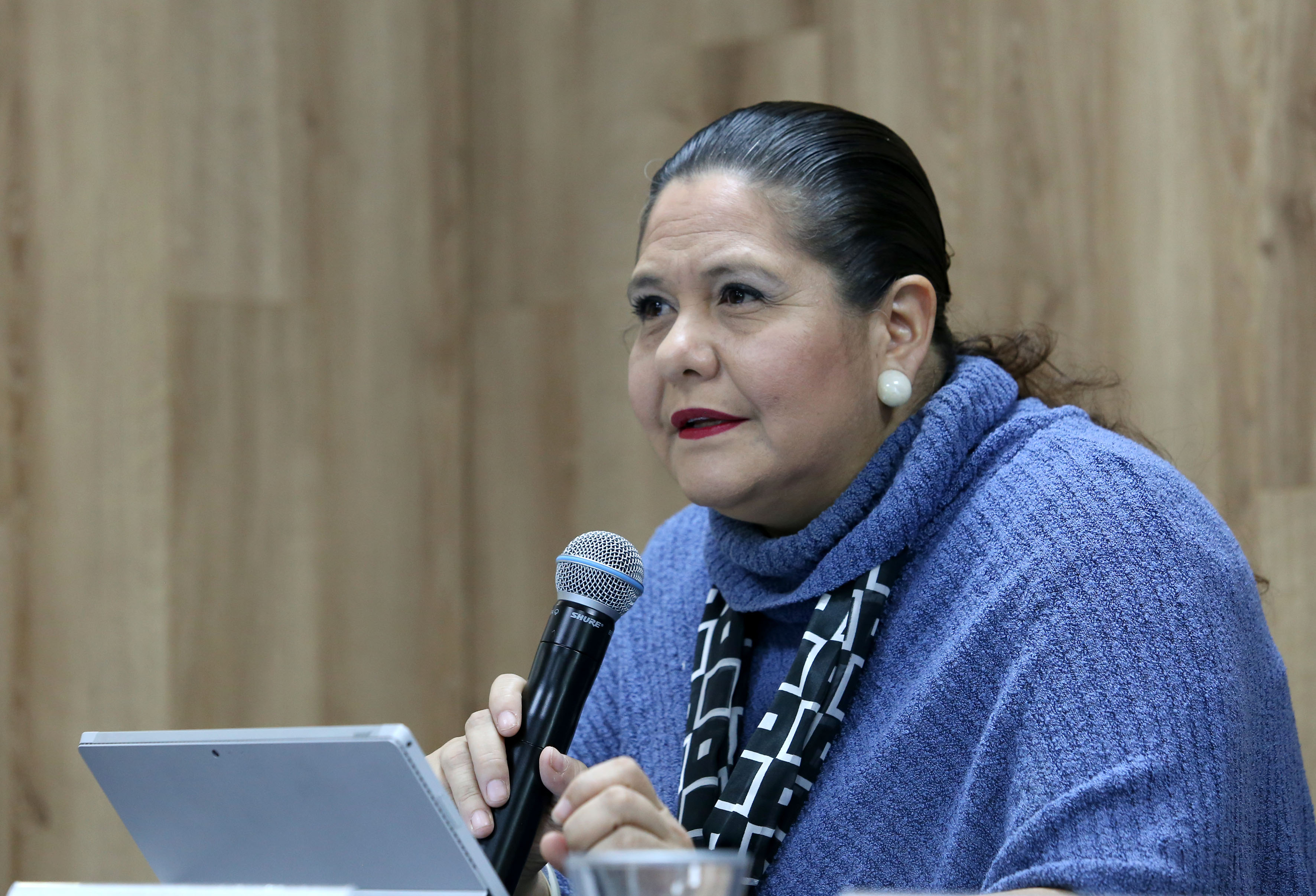 Mtra. Catalina Pérez al micrófono