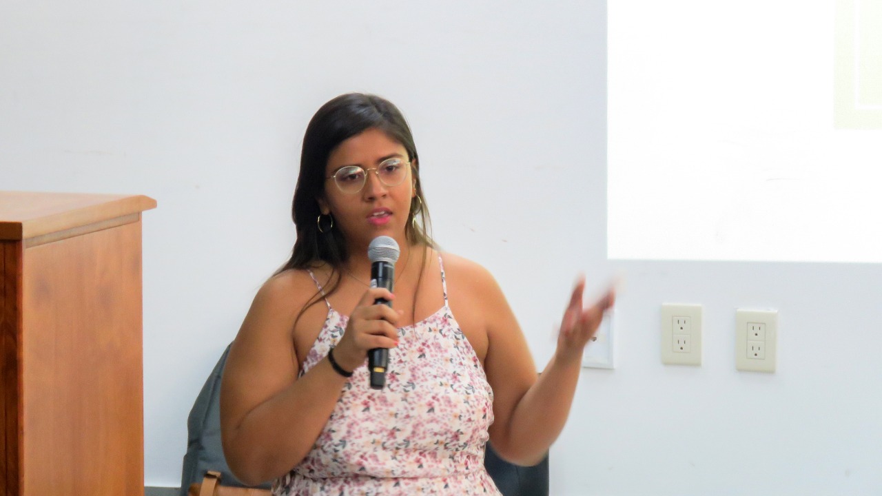 Alumna de 6to de Psicología dando la bienvenida a la Dra. Ruth Ramírez