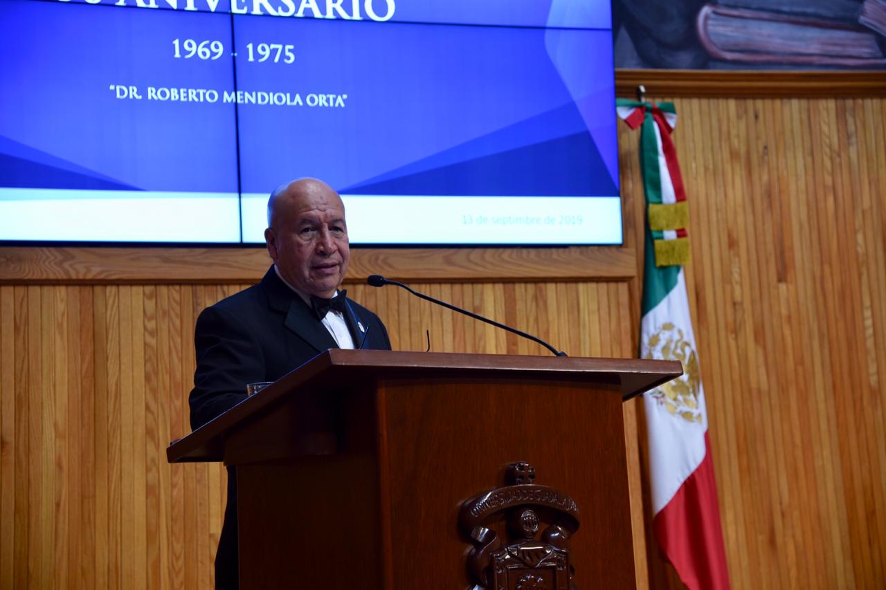 Dr. Salvador Vera Luna dirigiendo un mensaje desde el pódium