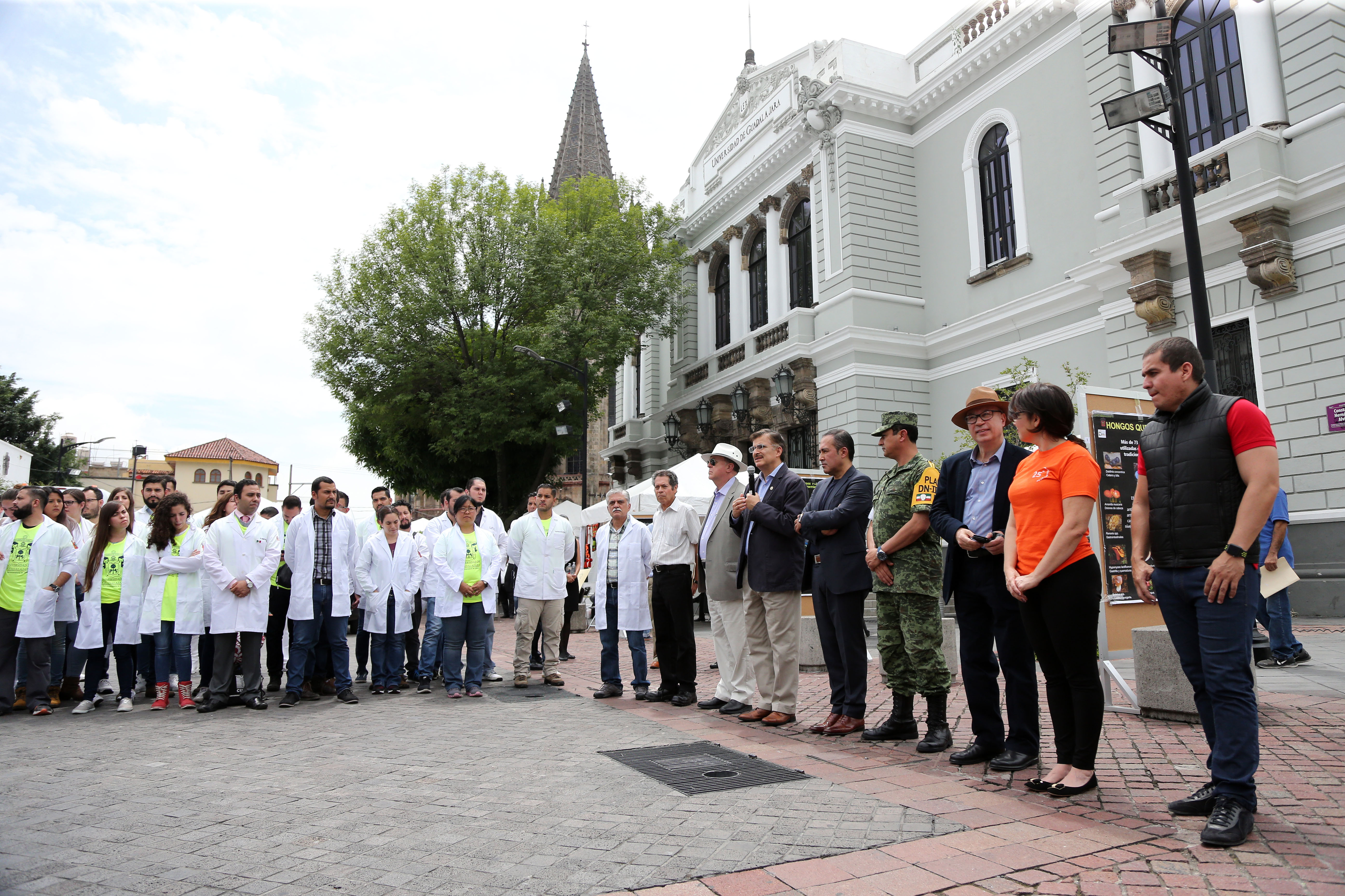 Brigadistas del CUC escuchan al Rector General de la UdeG en el acto despedida hacia Jojutla, Morelos