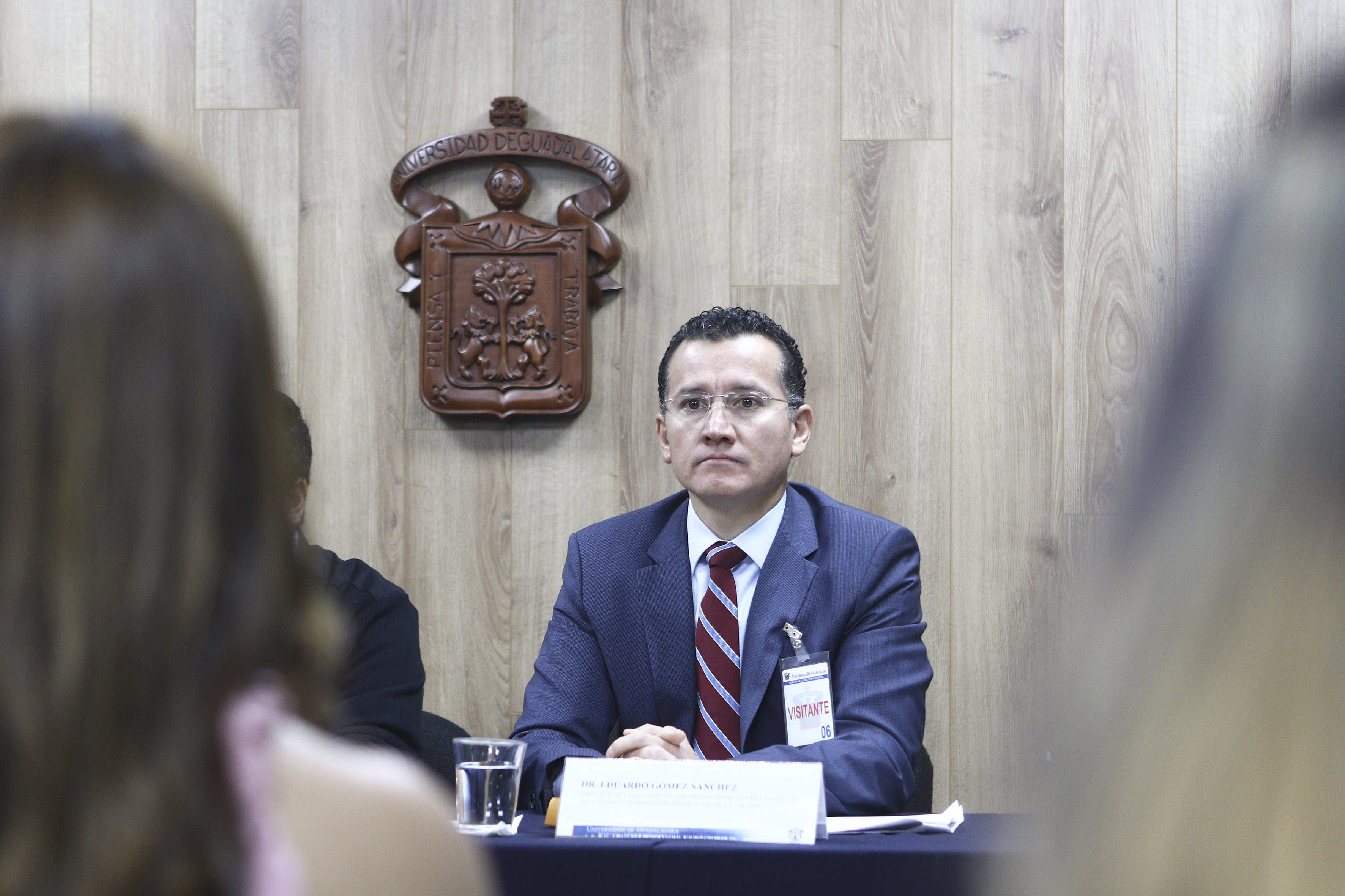 Dr. Eduardo Gómez Sánchez al micrófono 
