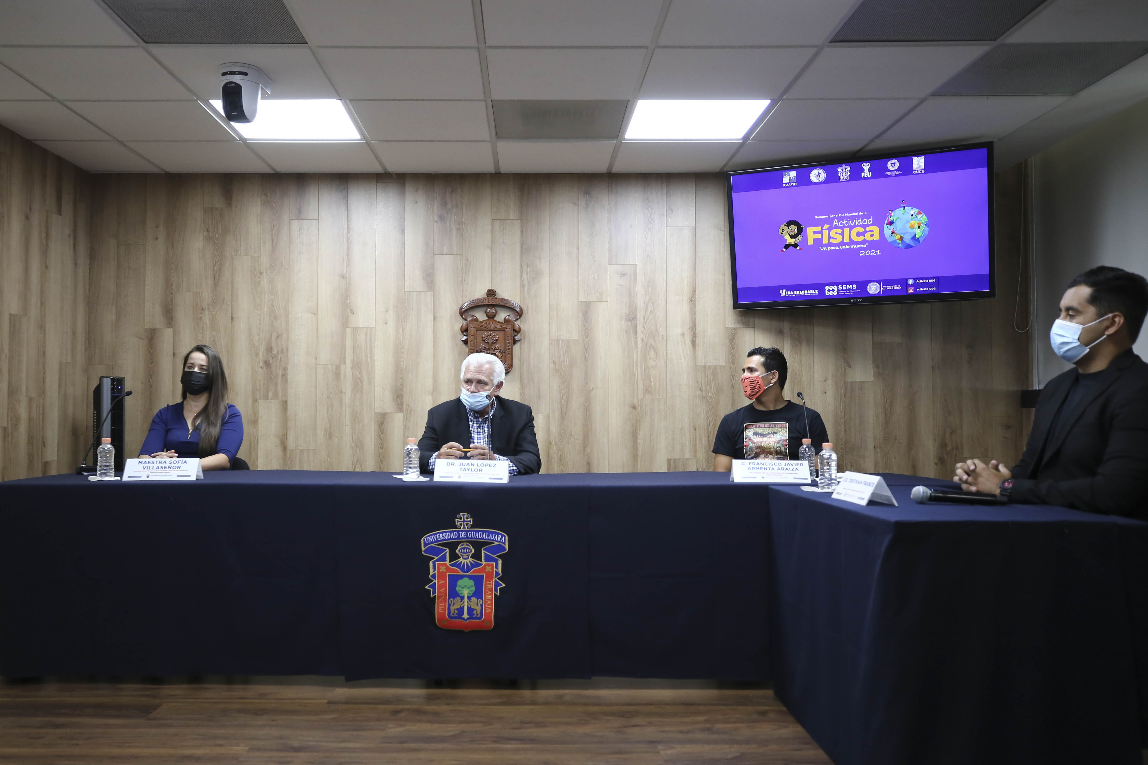 Toma general de los participantes en la rueda de prensa presencial
