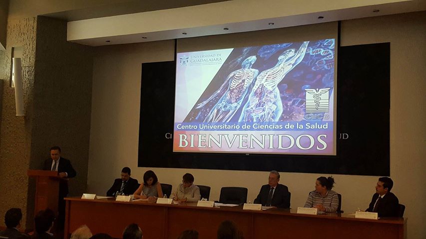 Miembros del presídium. Al fondo se lee en la pantalla BIENVENIDOS