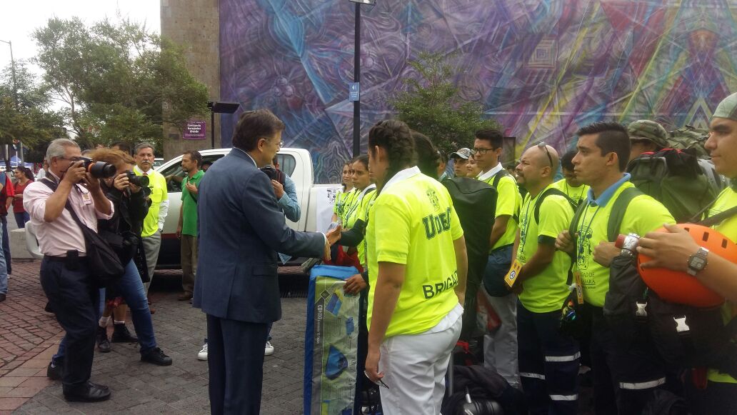 Brigadistas del CUCS subiendo sus pertenencias al vehículo