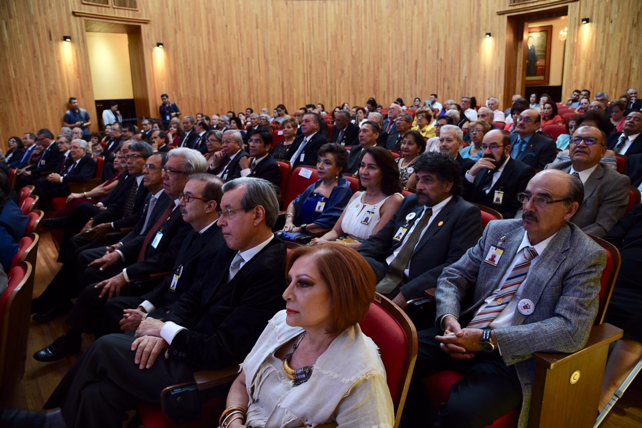 Egresados y sus familiares en el Paraninfo que luce lleno, toma general