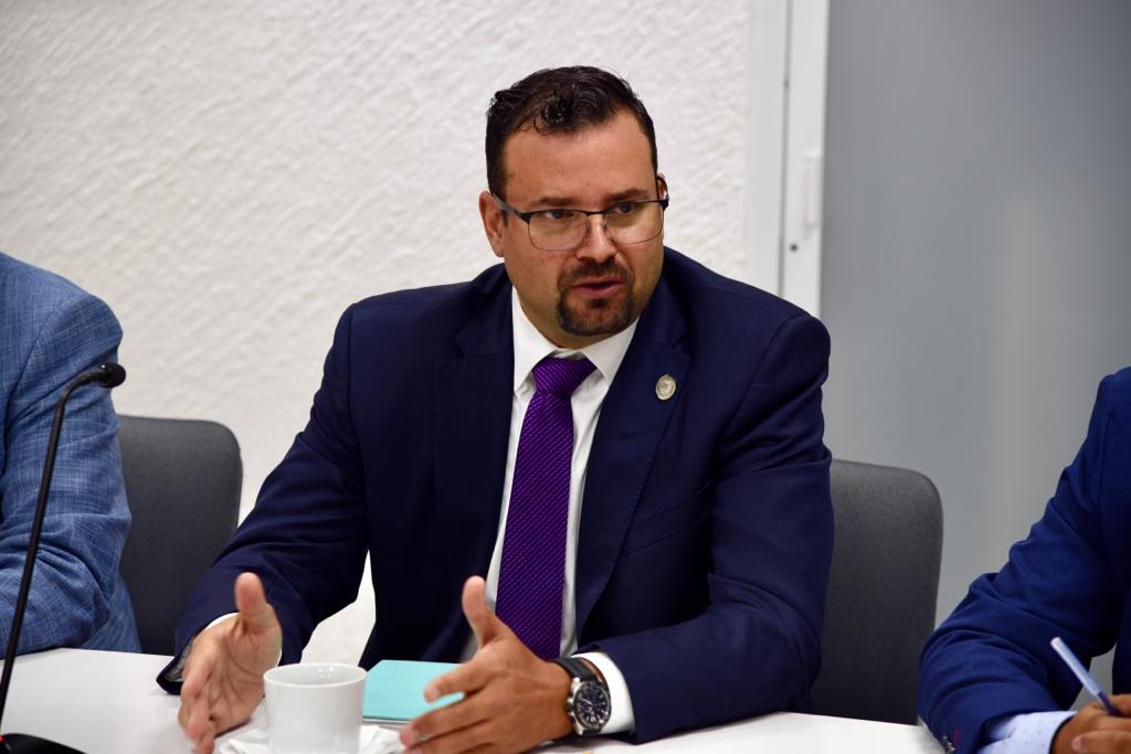 Secretario General del CUCS dirigiendo mensaje