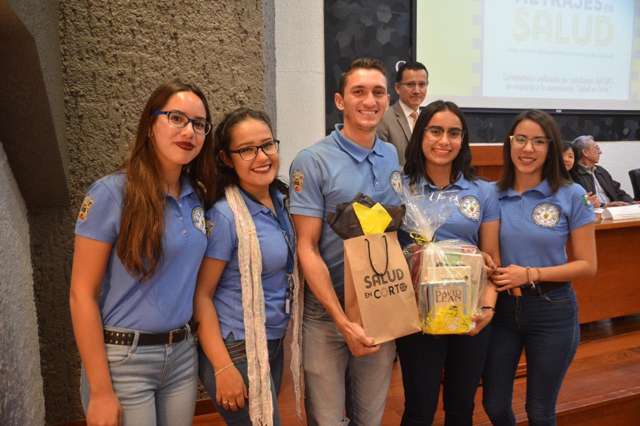 Equipo de realizadores con el tercer lugar posando para la foto