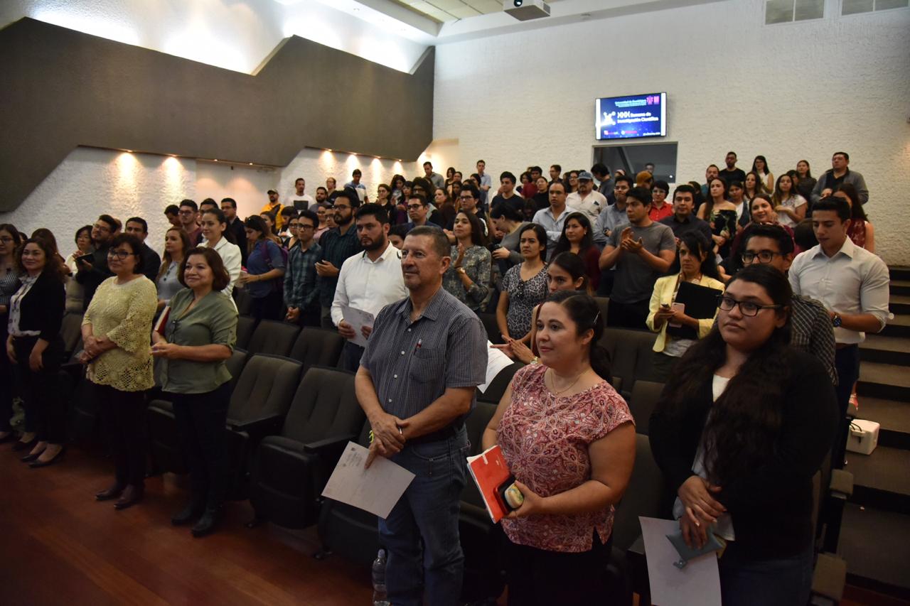 Público de pie durante el acto de clausura