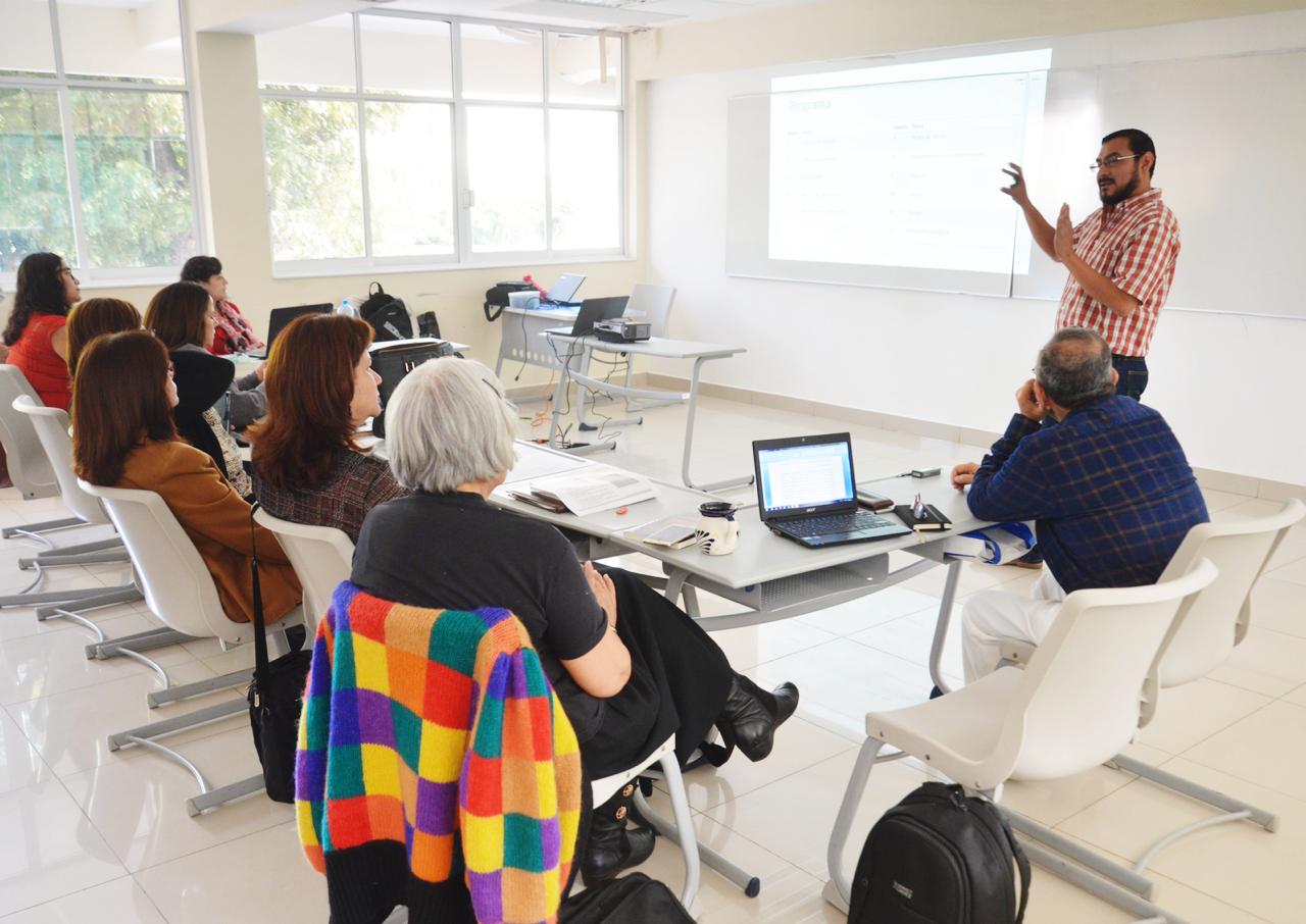 Investigadores y académicos reunidos en Seminario de Investigación