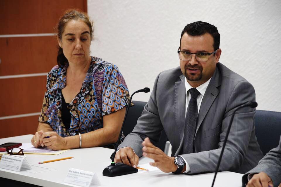 Secretario Académico ofreciendo mensaje a nuevos directivos