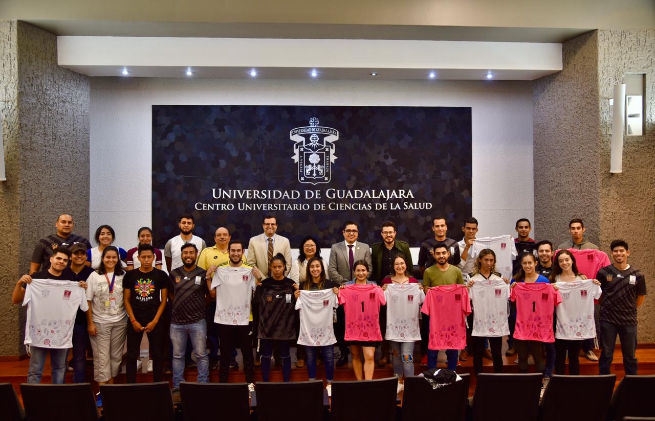 Foto grupal con el grupo de deportistas y entrenadores con autoridades