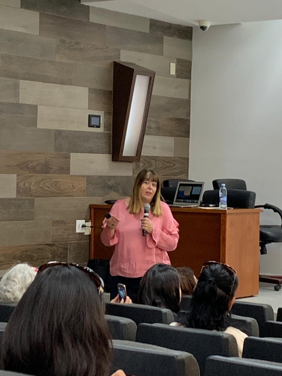 Profesora invitada impartiendo conferencia