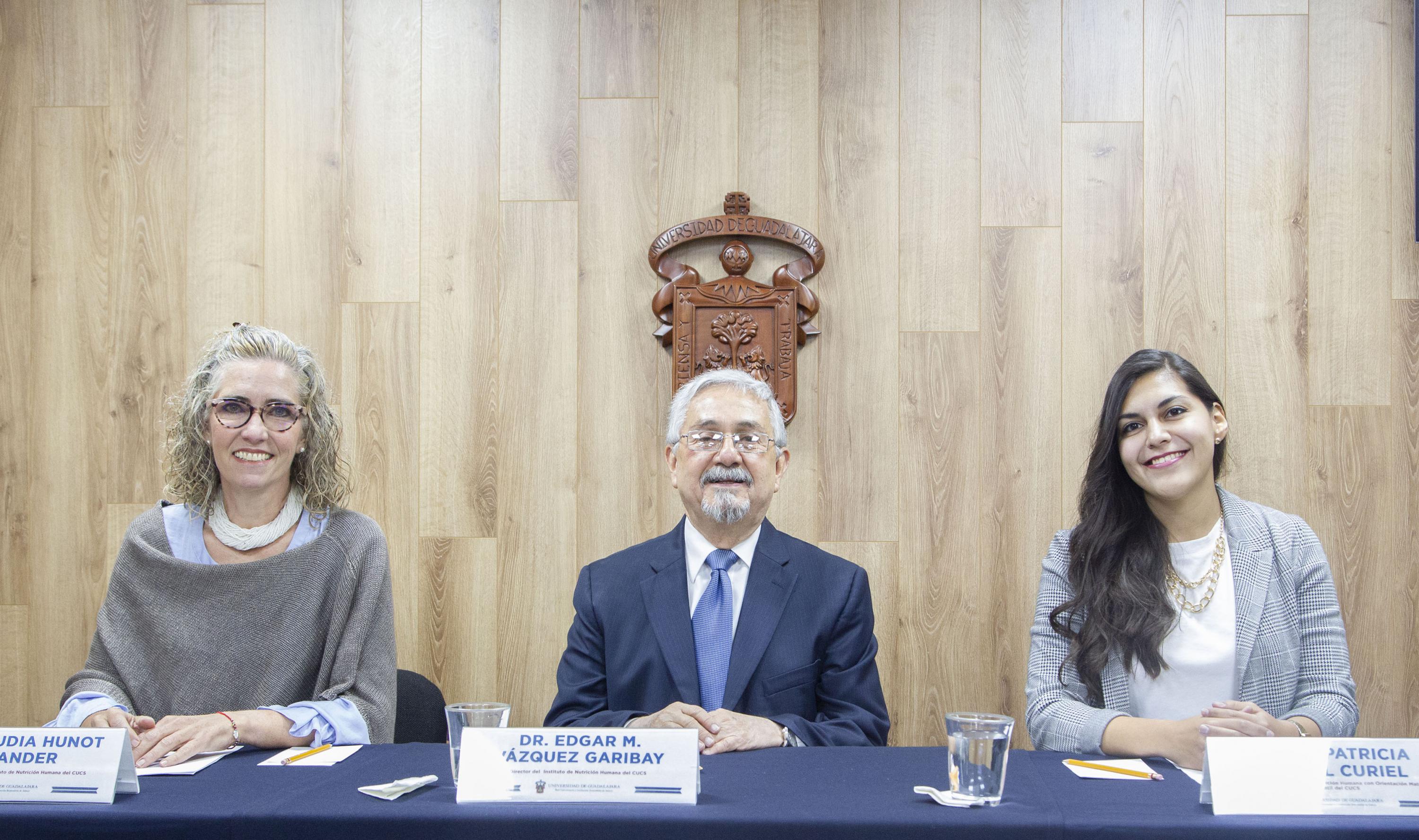 Ponentes en la mesa del presídium durante la rueda de prensa