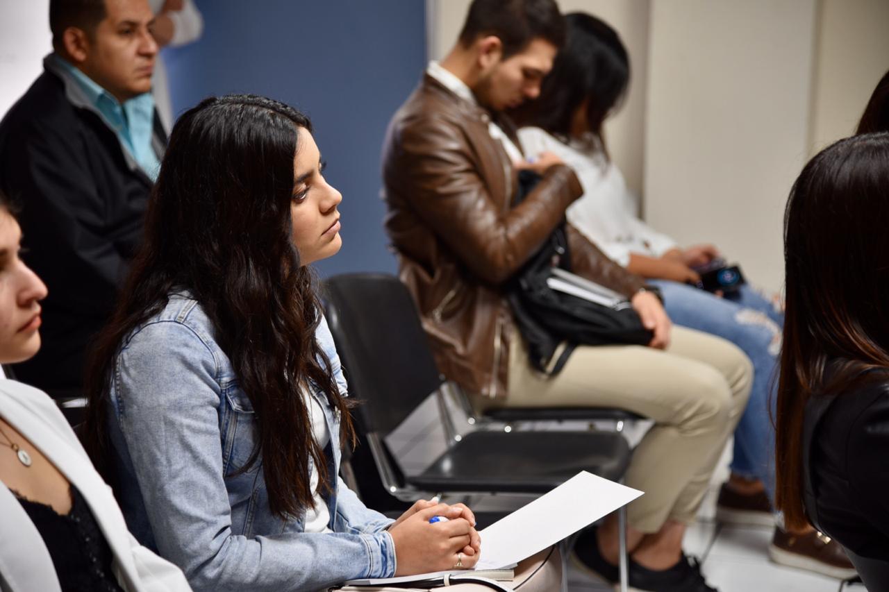 Alumnos atentos escuchando los mensajes