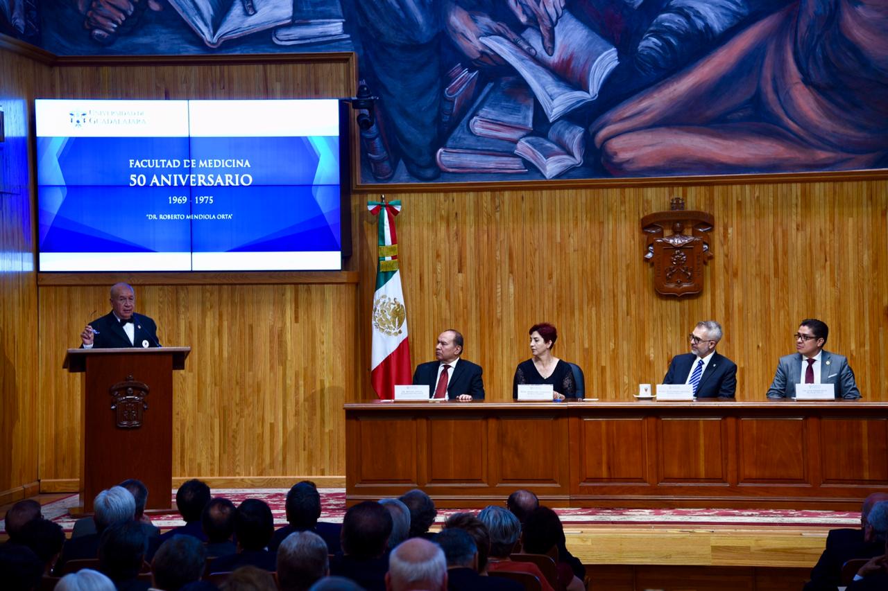 Dr. Salvador Vera en el pódium y miembros del presídium