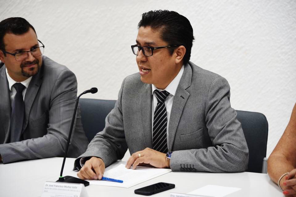 Rector CUCS presidiendo reunión de presentación de directivos