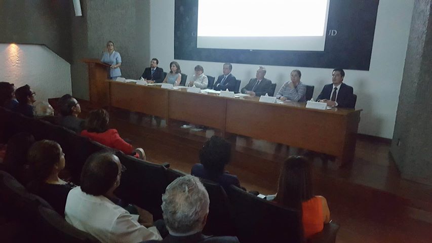 Miembros del presídium en el acto de bienvenida a los integrantes del Comité de Pares Académicos Externos. Al centro el rector del CUCS, Dr. Jaime Andrade Villanueva