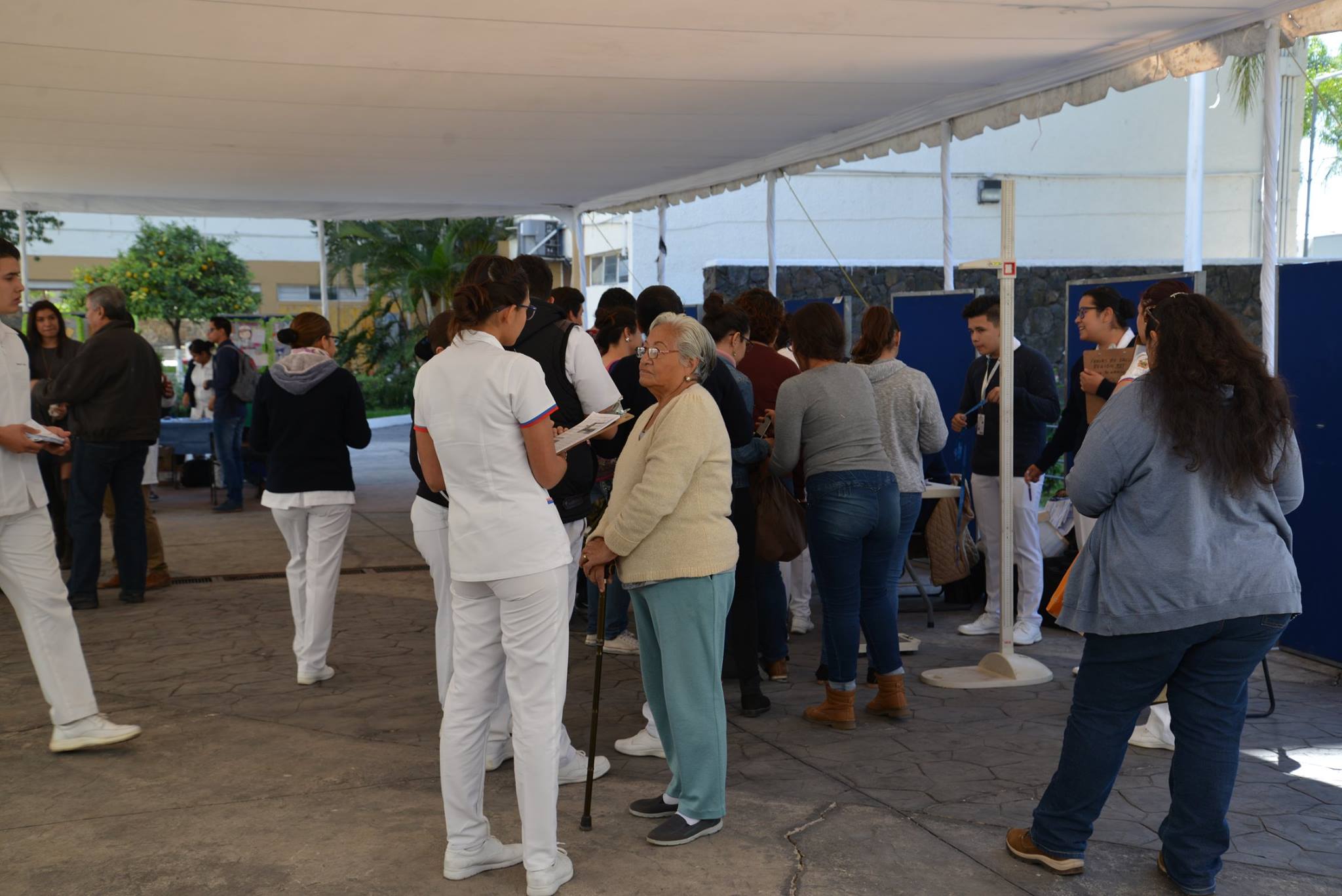 Enfermera abordando a una trabajadora solicitándole sus datos