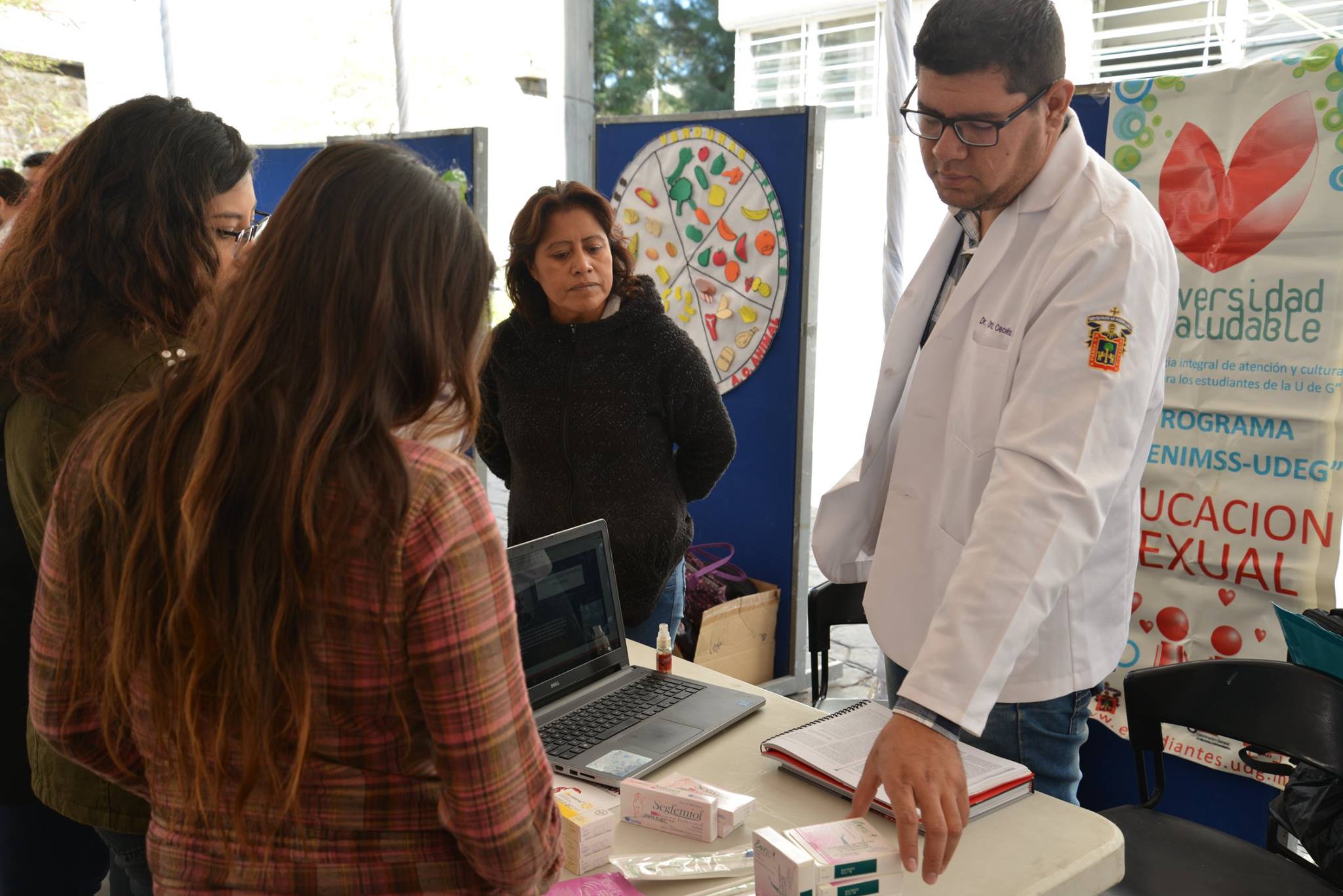 Médico dando orientación sobre educación sexual