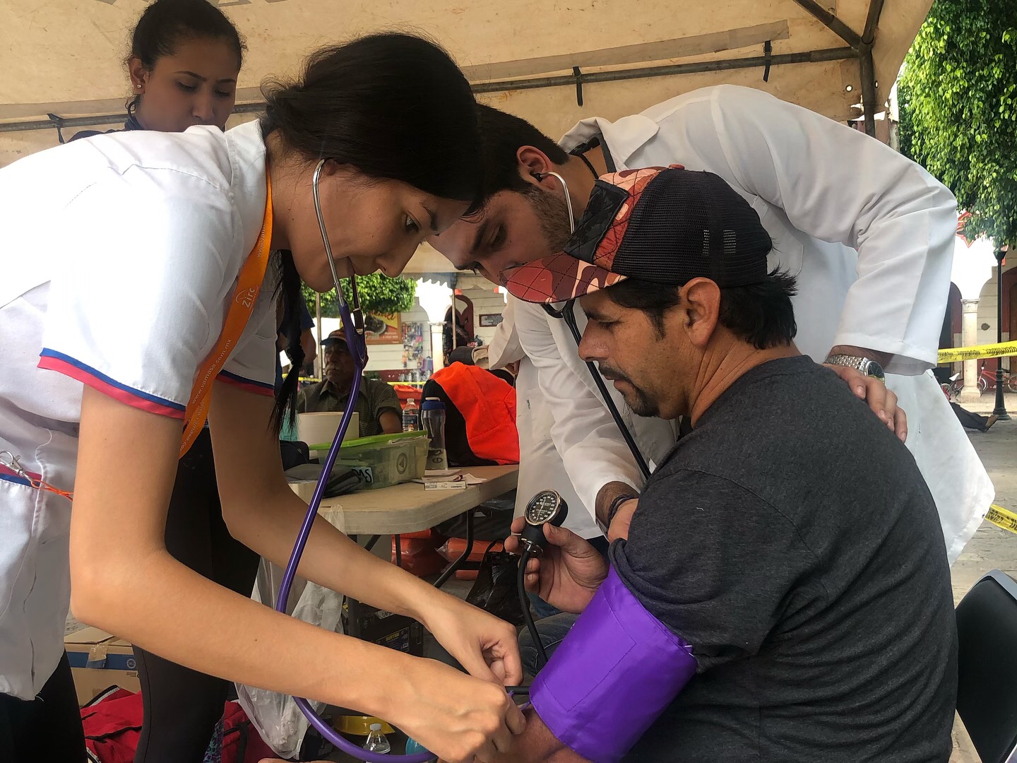 Apoyo de enfermeras a habitante de San Gabriel