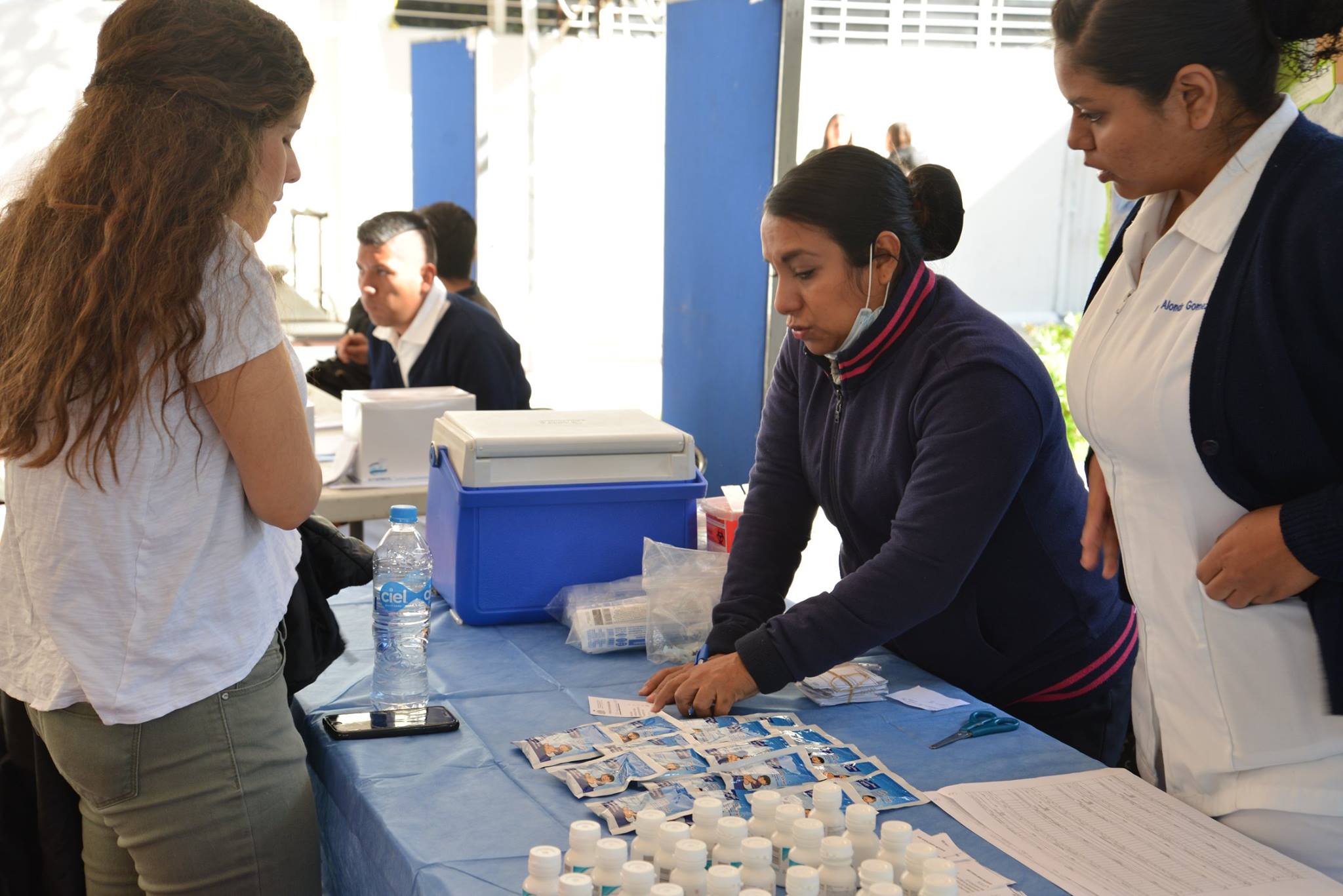 Enfermera hablando sobre hidratación oral