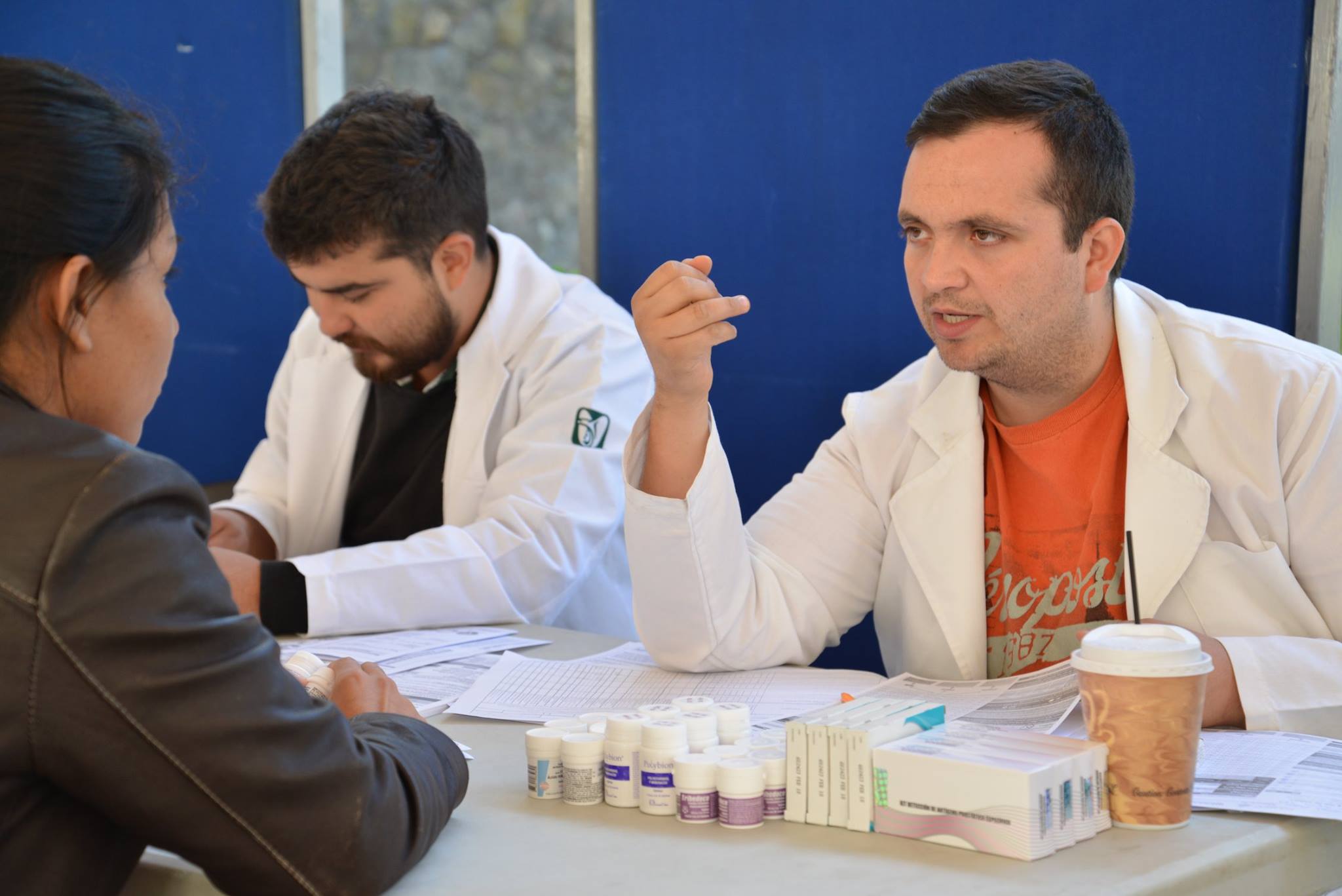 Nutriólogo brindando orientación nutricional