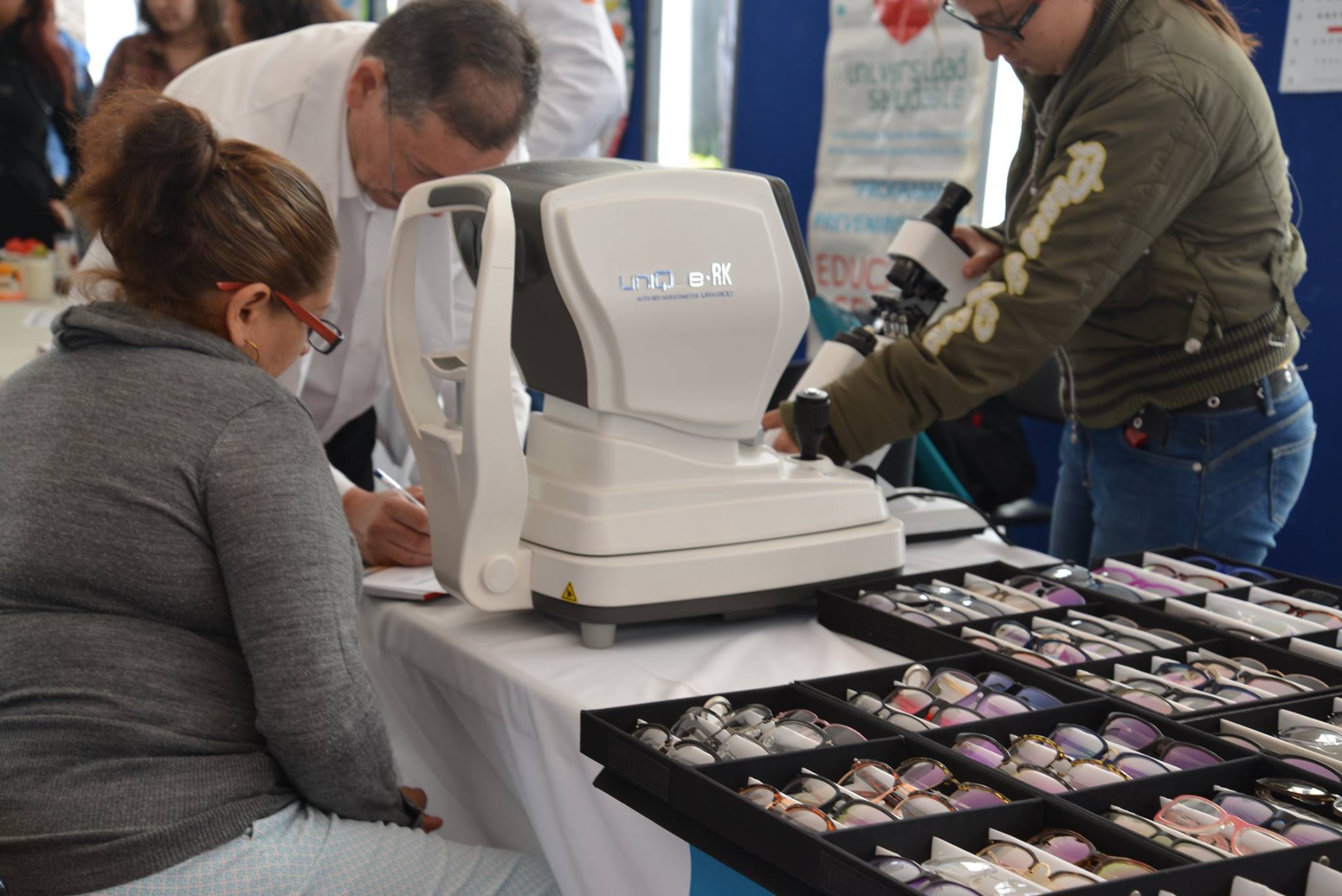 Optometrista evaluando a una trabajadora del CUCS