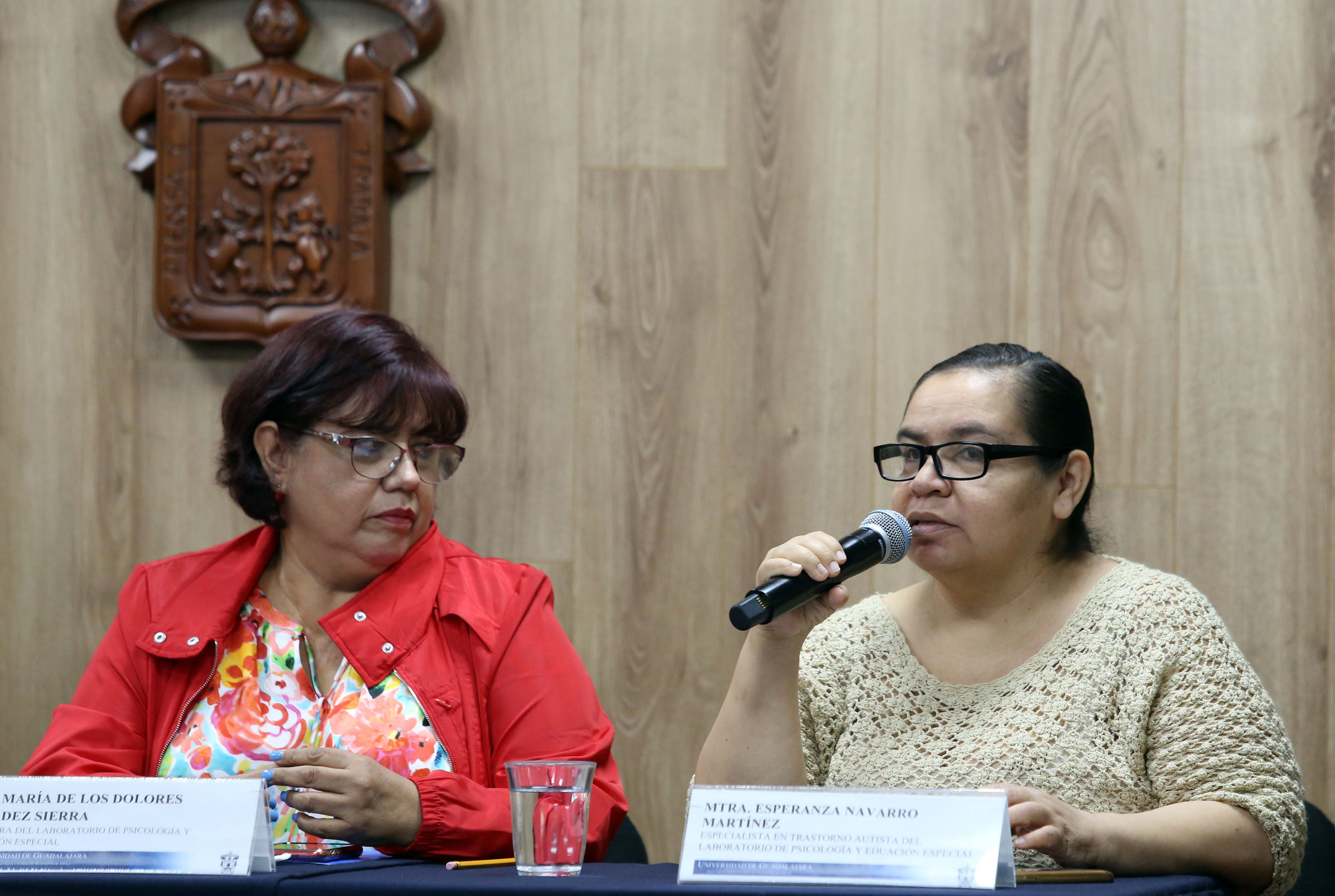 Mtra. Esperanza Navarro al uso del micrófono en rueda de prensa