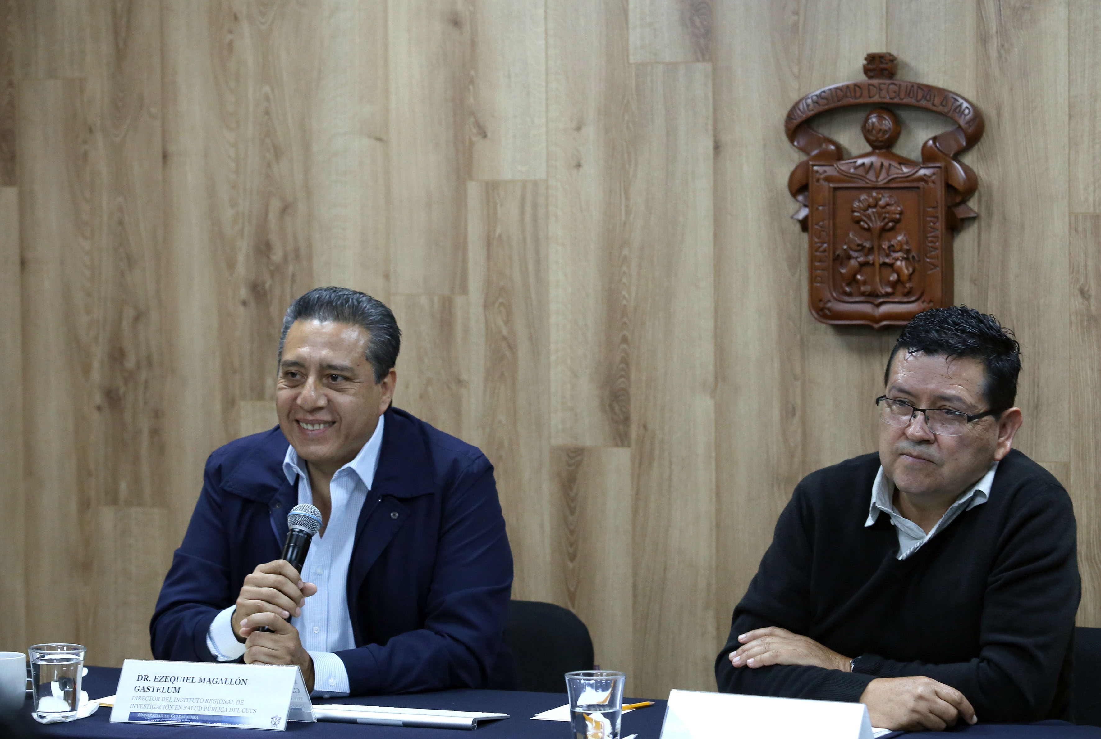 Profesor investigador CUCS al micrófono en rueda de prensa