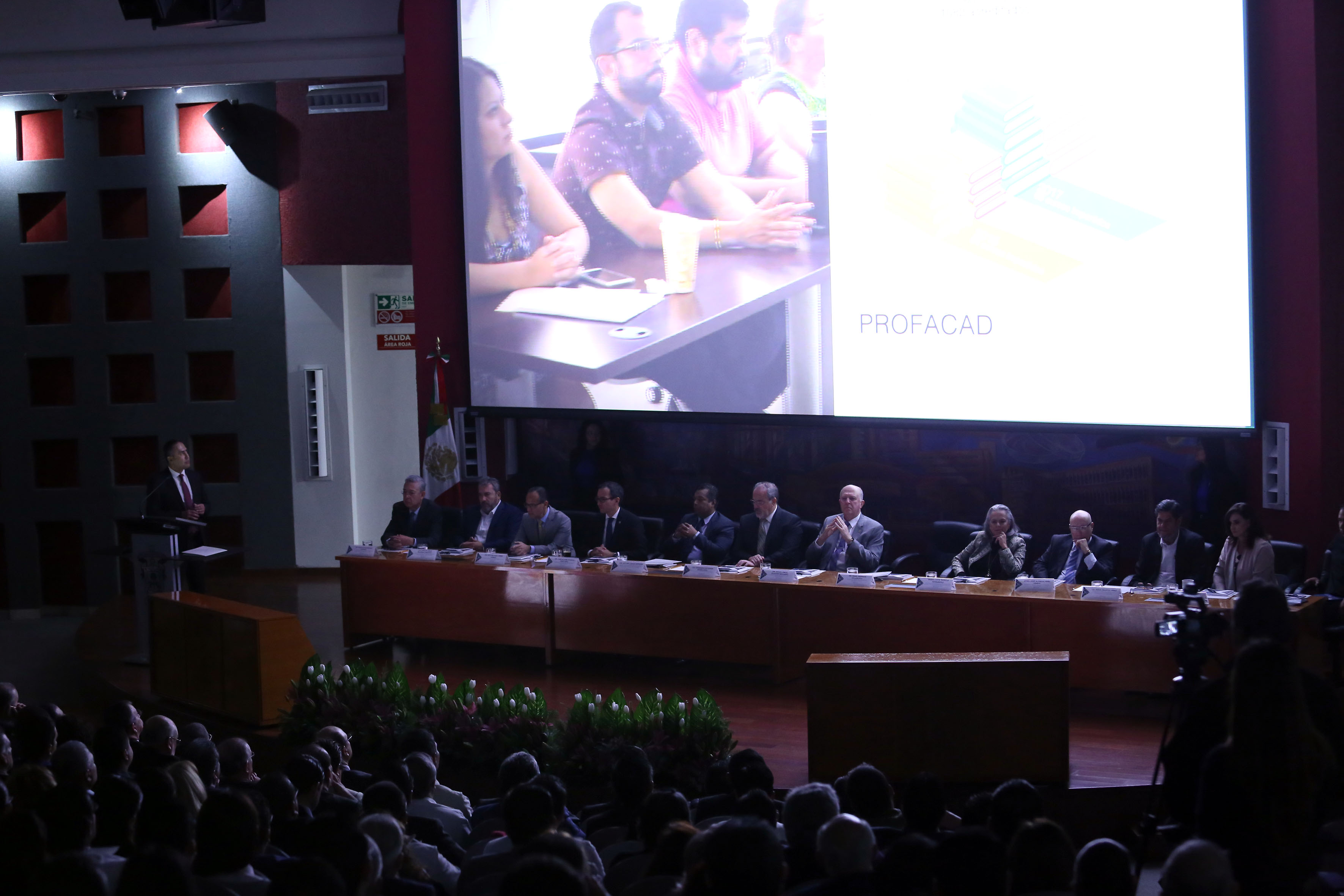 Vista General del Auditorio. Al fondo miembros del presídium