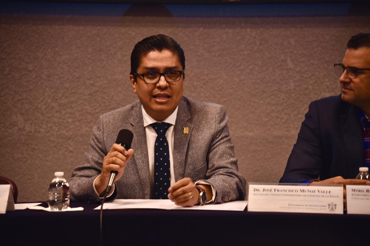 Rector del CUCS haciendo uso de la voz desde la mesa del presídium