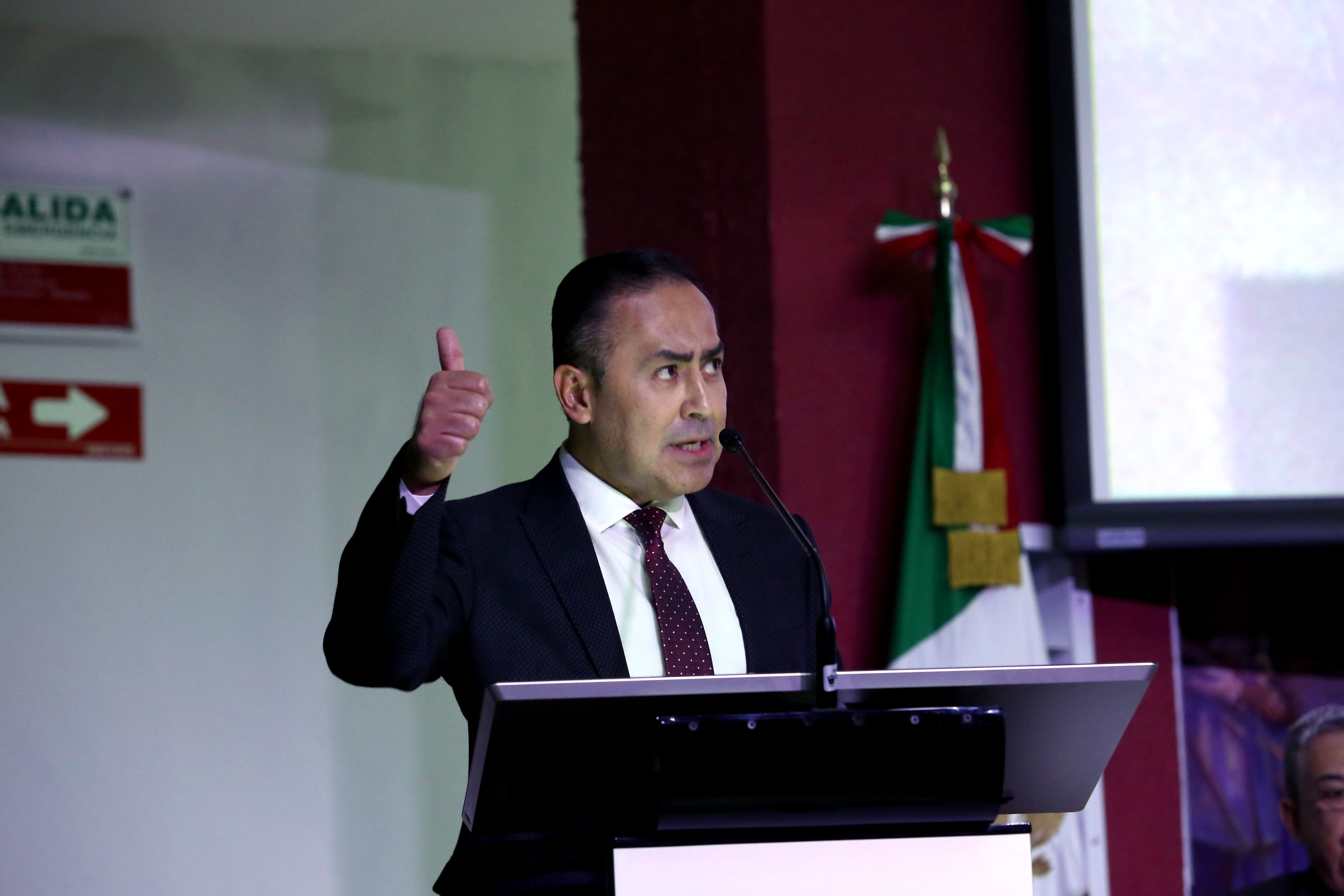 Rector CUCS durante su informe de actividades