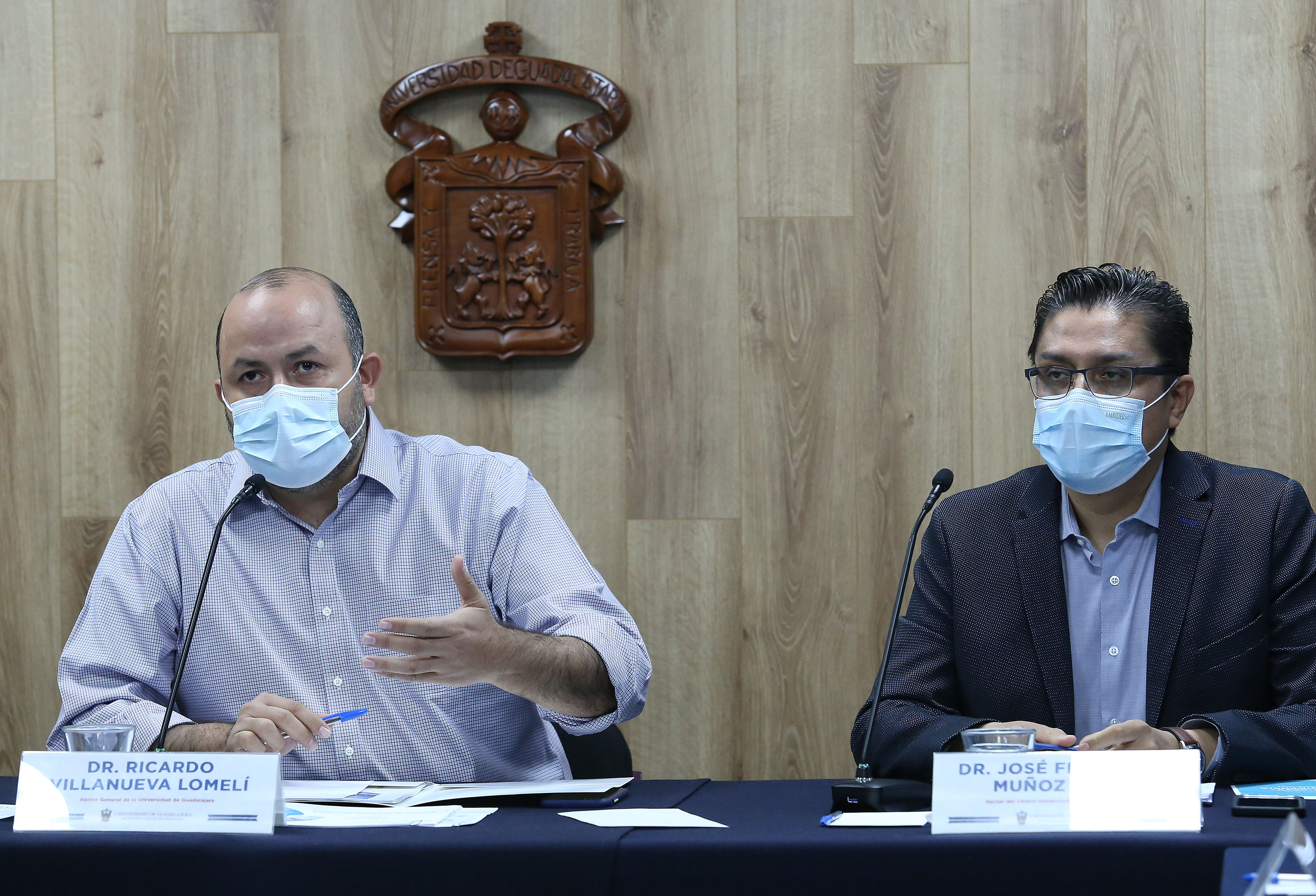 Rector General y Rector del CUCS en la rueda de Prensa. Ricardo Villanueva al micrófono