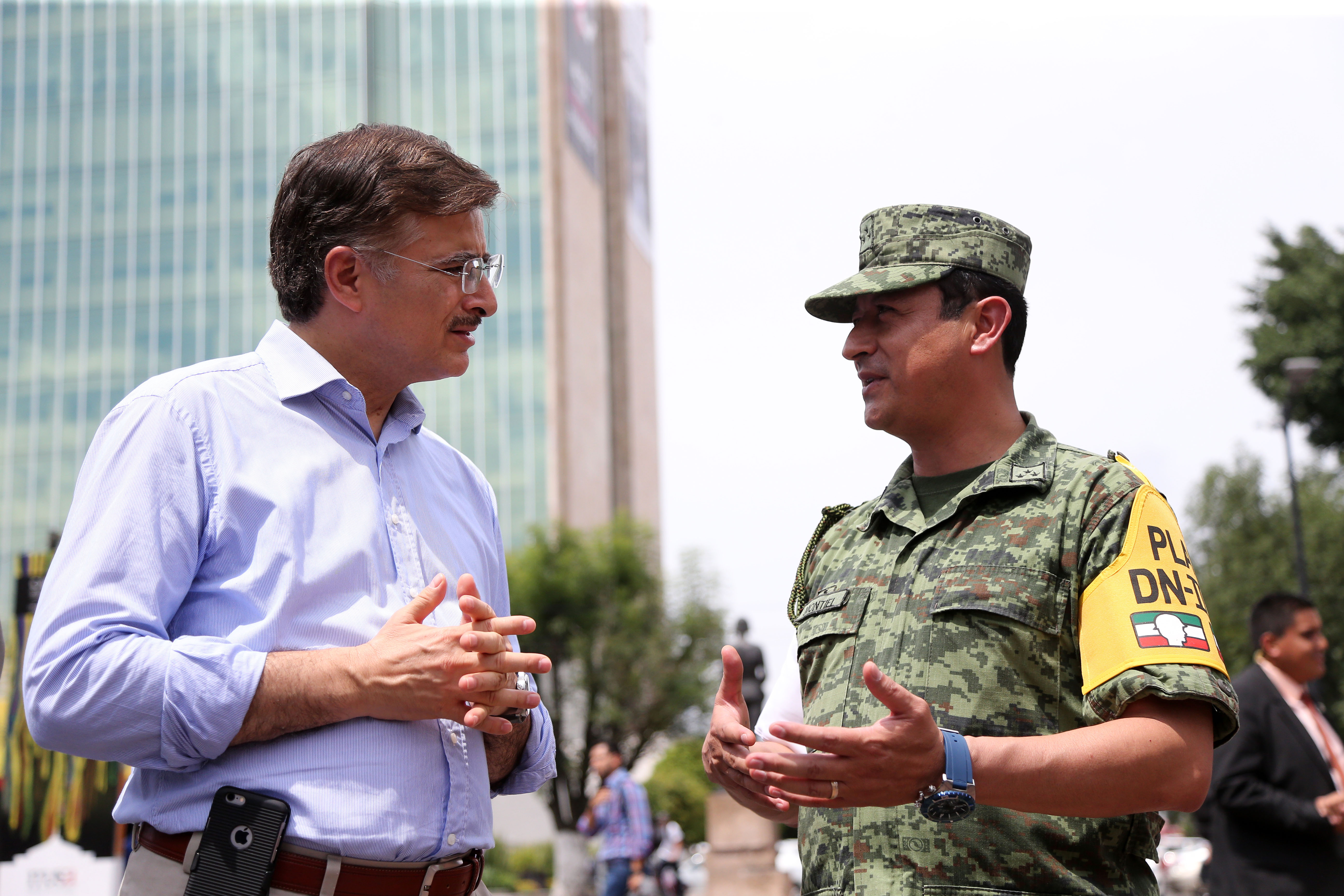 El Rector General de la UdeG habla con personal del Ejército en la Rambla Cataluña