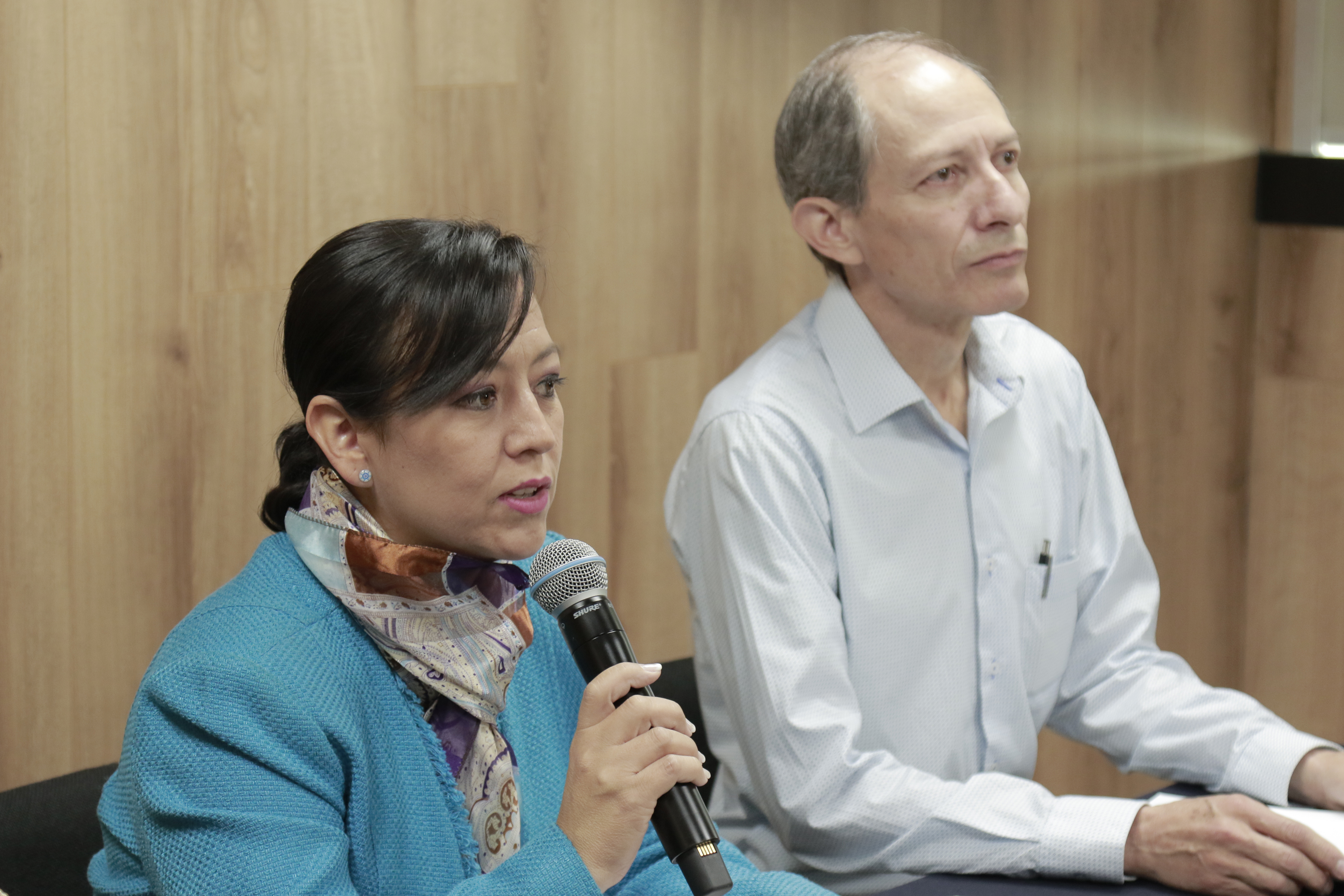 Foto de cerca de la Dra. Norma Alicia Ruvalcaba, haciendo uso del micrófono